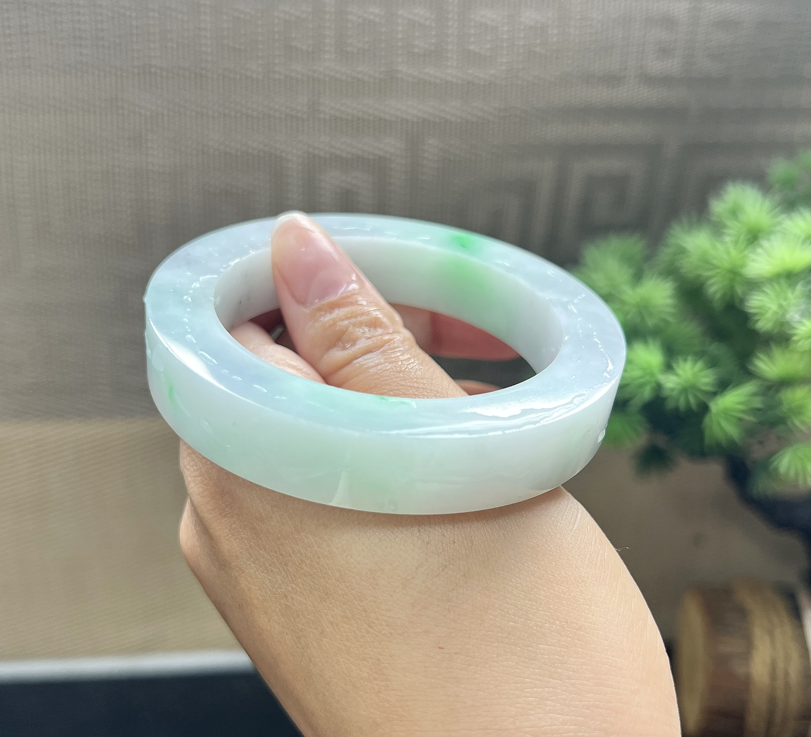 翡翠毛坯，（纹裂放漏）正圈最大做58，圆条最大做55.5，最小做53.5
