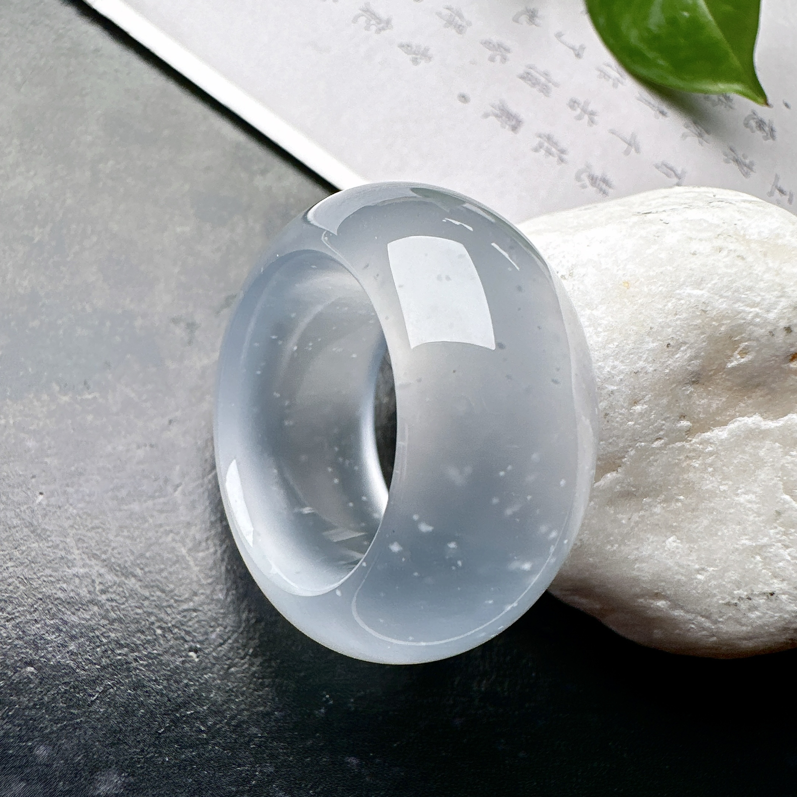 【玻璃种轮胎戒圈】老坑雪花棉，难得的冰润度，难得的好颜色，韵味十足，古色古香。也可当甜甜圈佩戴