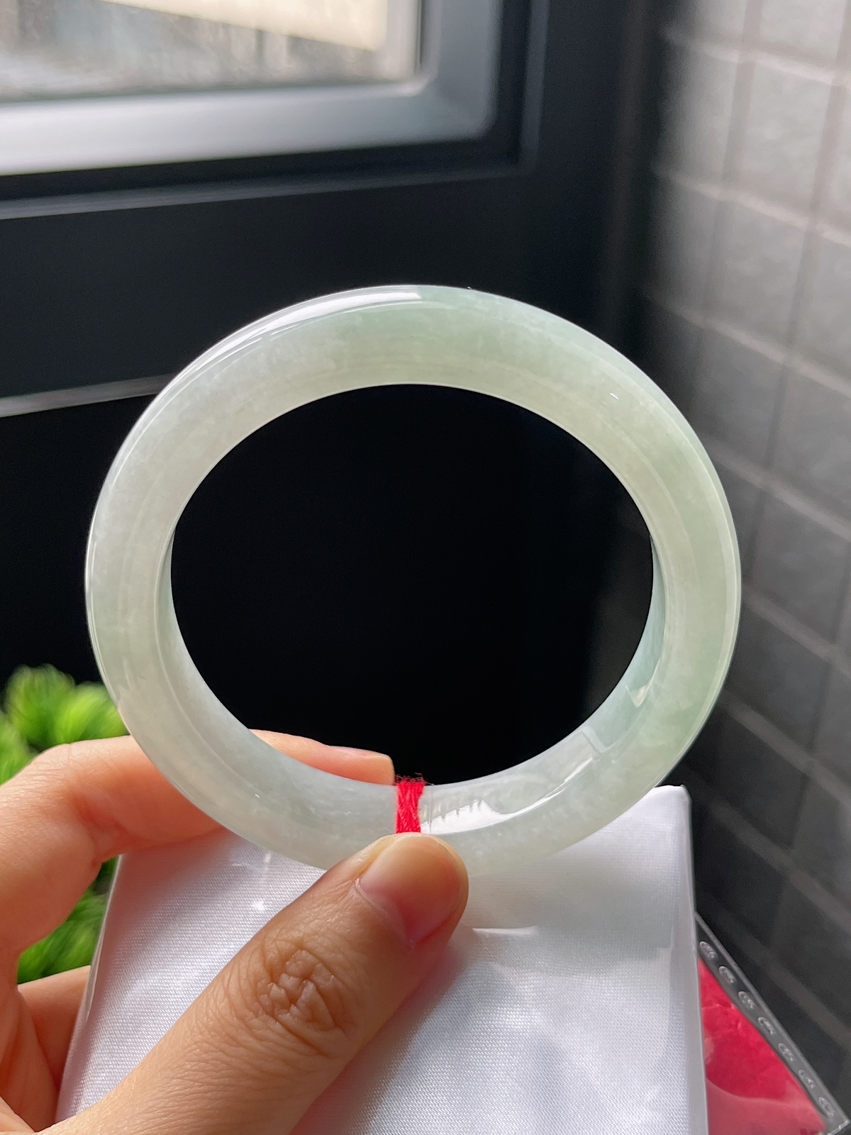 正圈56.7圈口，翡翠冰糯种淡绿色手镯