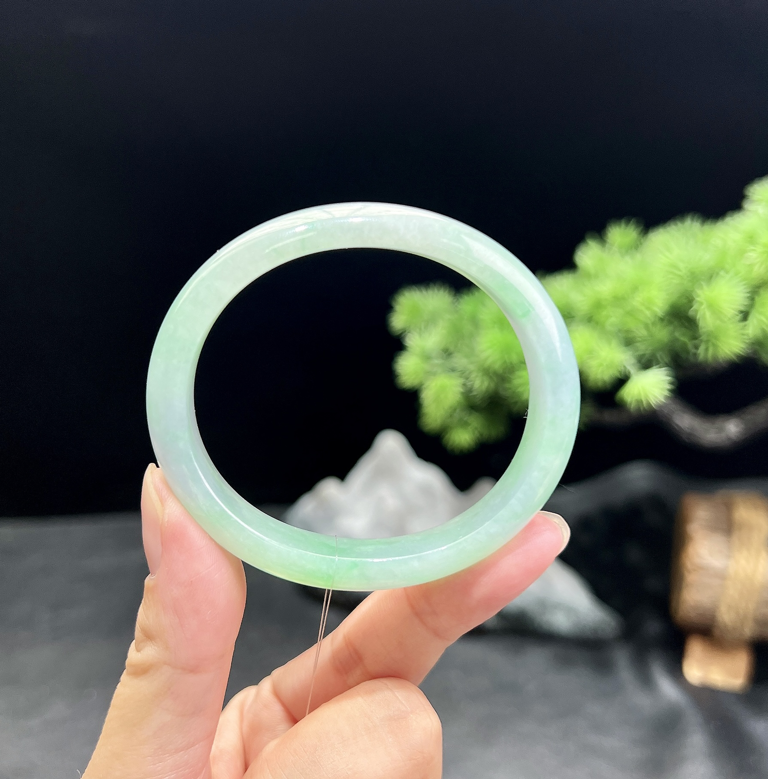 54.5圈口飘绿贵妃手镯