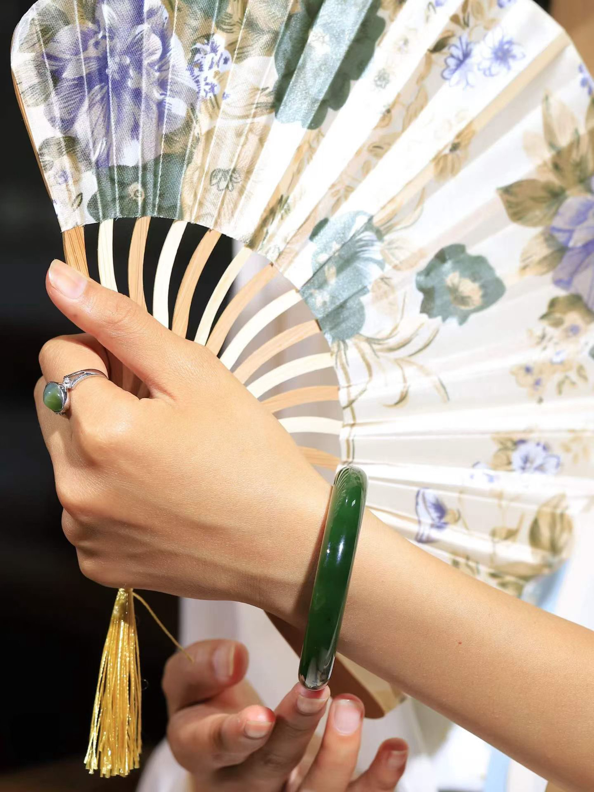 【碧波流转·手镯】

精品️和田玉碧玉手镯，玉质细腻温润，手感舒适，️线条流畅，简约大气，美