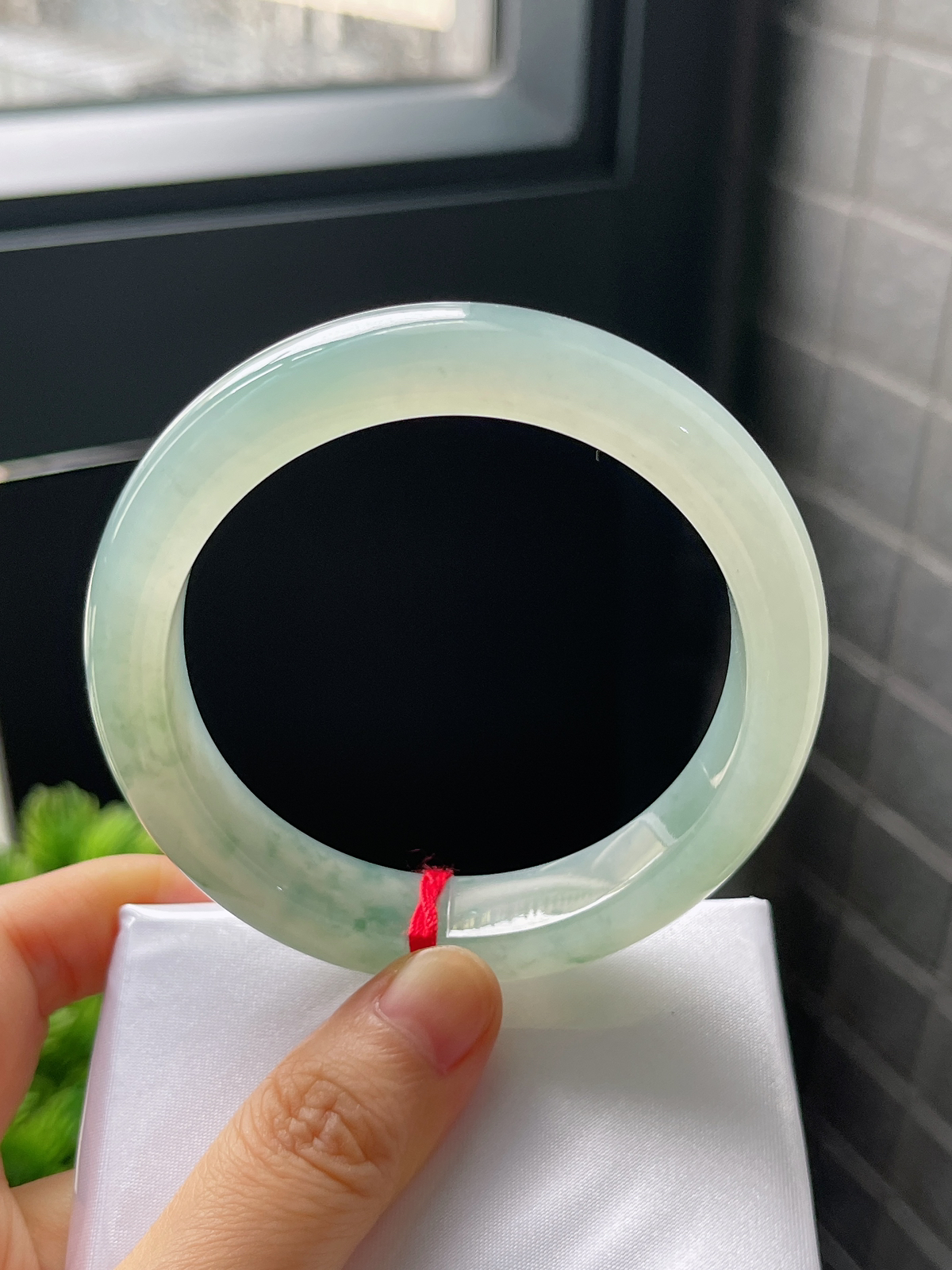 正圈58圈口，翡翠冰糯种飘绿手镯