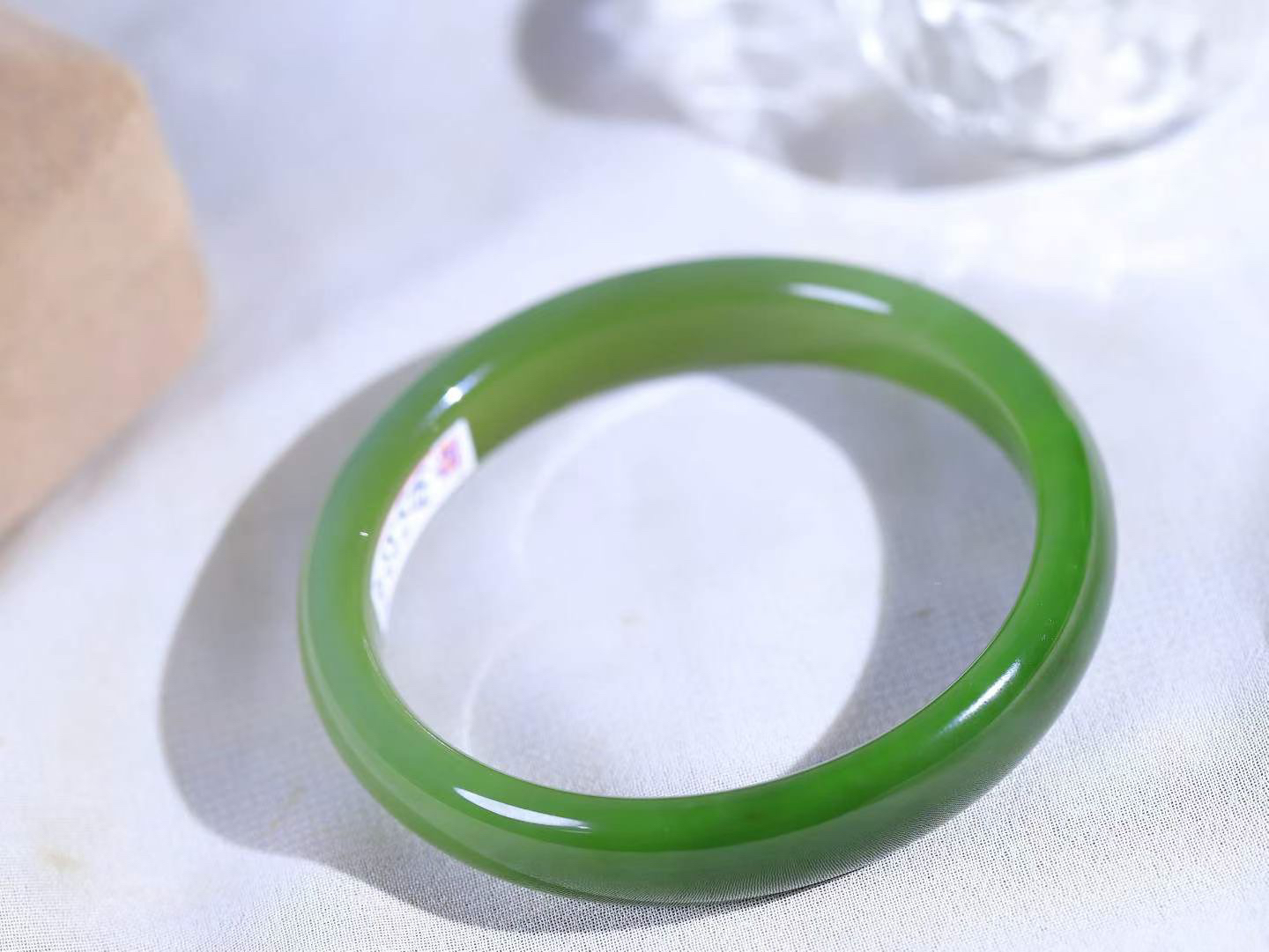 【碧色荡漾·手镯】

精品和田玉碧玉手镯，玉质细腻温润，手感舒适，️线条流畅，简约大气，美自天成，佩戴于腕间，婉约之美，举手投足间透出那份低调奢华，醉人心扉。重30克  内径圈口53mm  尺寸10.7-6mm  FDA-66501933