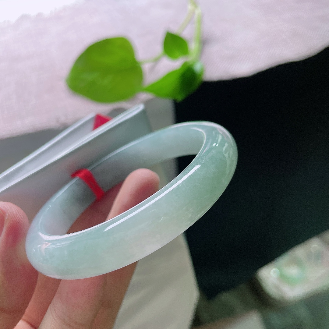 57/11.9/8.4，浅绿底正圈，水润，细腻，种老，低调有内涵，无裂，ss50506a