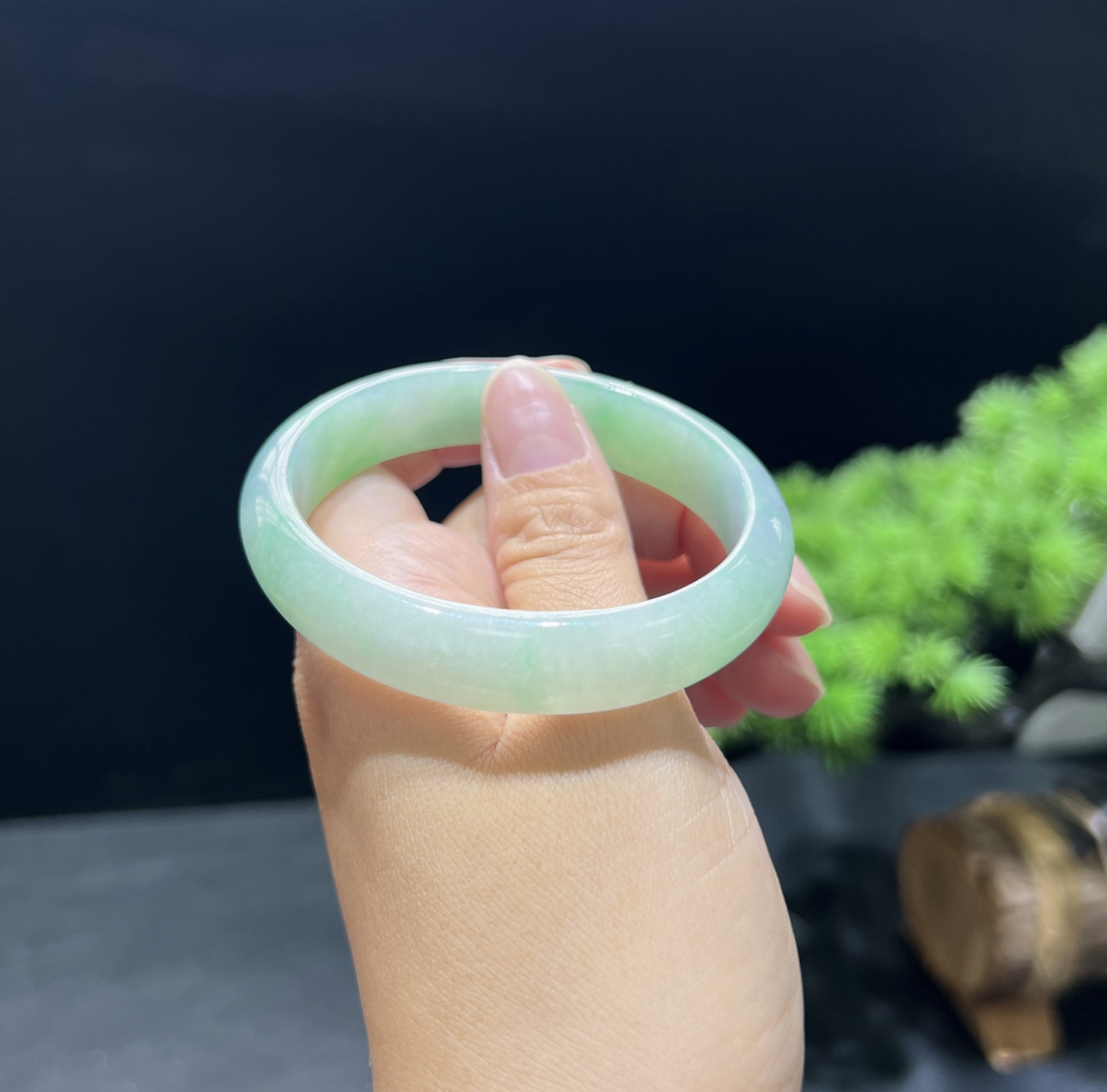 54.5圈口飘绿贵妃手镯