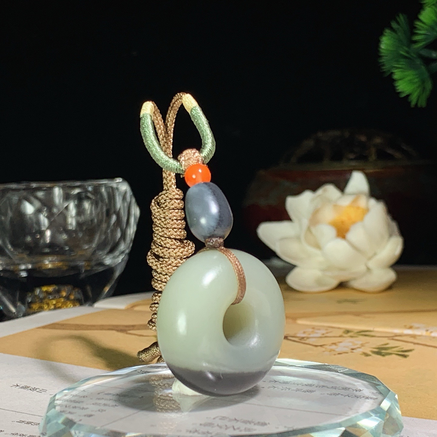 新疆和田玉籽料青花复古平安扣挂件。尺寸27/13重20克 玉质细腻油润。手推出油。佩戴高端典雅。lt260520