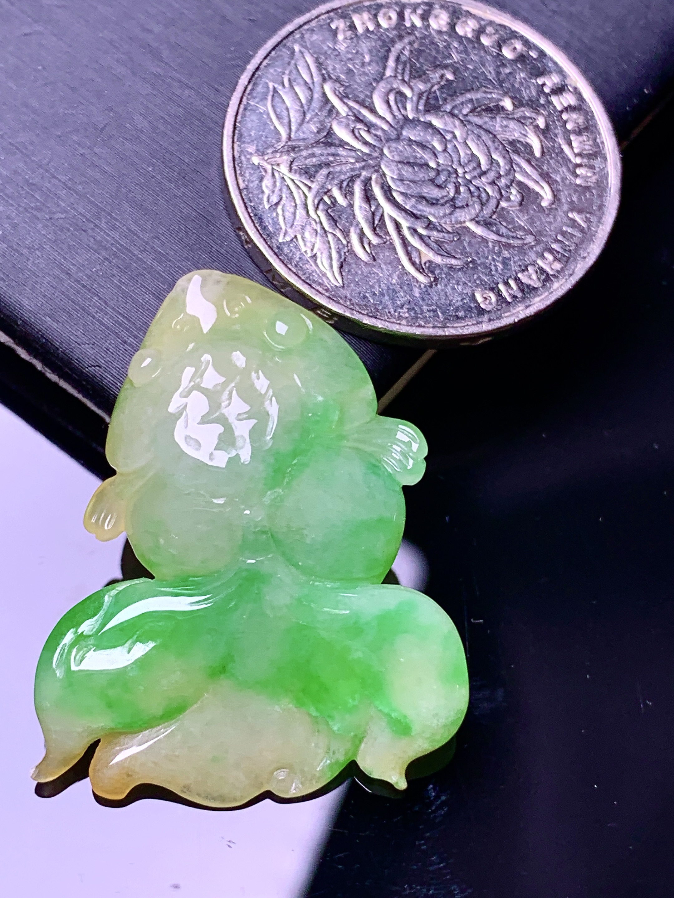 飘黄绿翡金鱼吊坠 玉质细腻 色泽艳丽清新 水润亮眼 整体尺寸30.3*27.8*6.2 a5