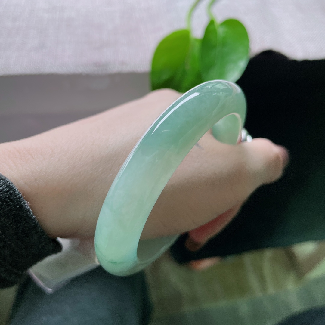 58.1/12.7/9.1，浅蓝底正圈，水头好，一抹浅花随腕转，如微风拂过春水，无裂，ss53259a