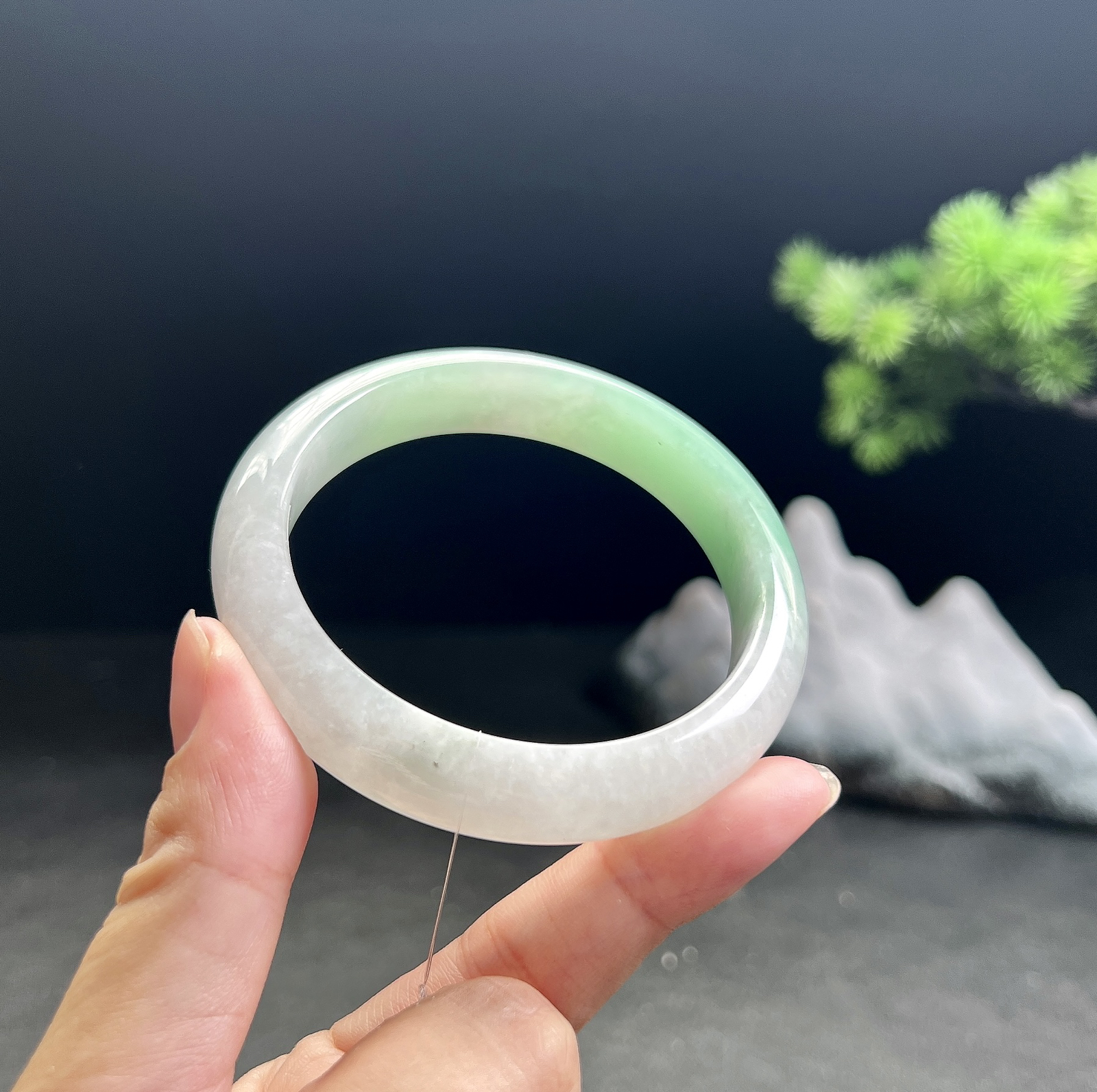 57圈口正圈飘绿手镯