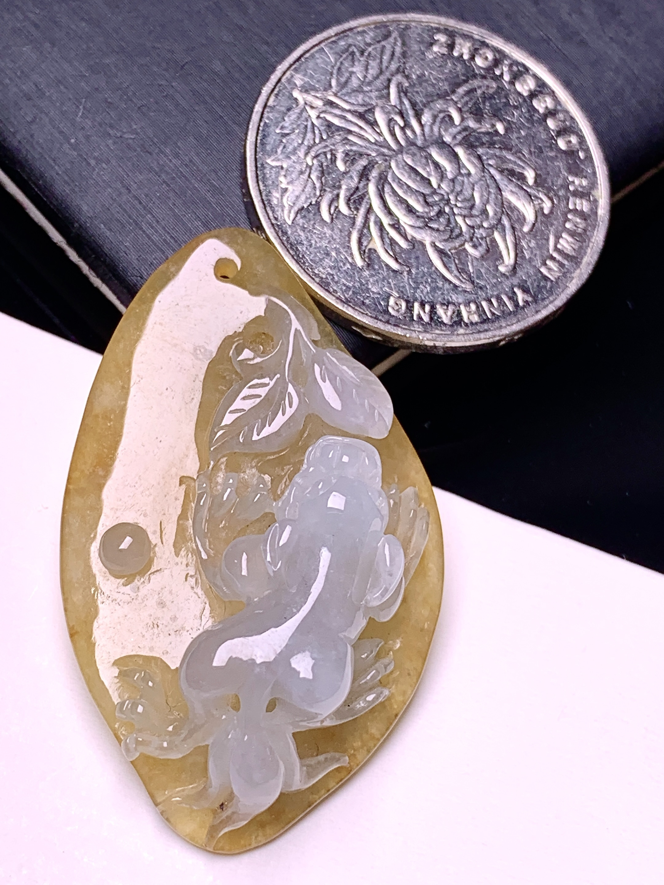 黄翡呱呱来财吊坠 玉质细腻 色泽艳丽清新 水润亮眼 整体尺寸38.5*23.5*8.8 a5