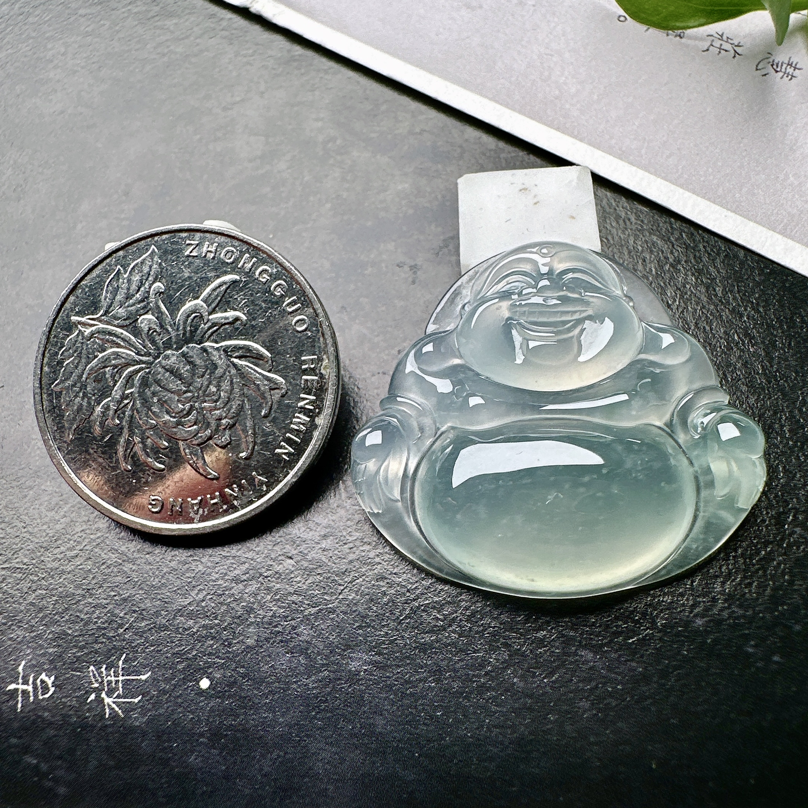 【冰种佛公吊坠】种水上乘，晶莹剔透，纯净通透，莹光感很强。
