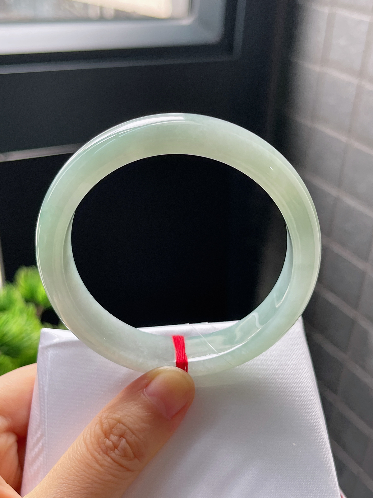 正圈56圈口，翡翠冰糯种淡绿色手镯