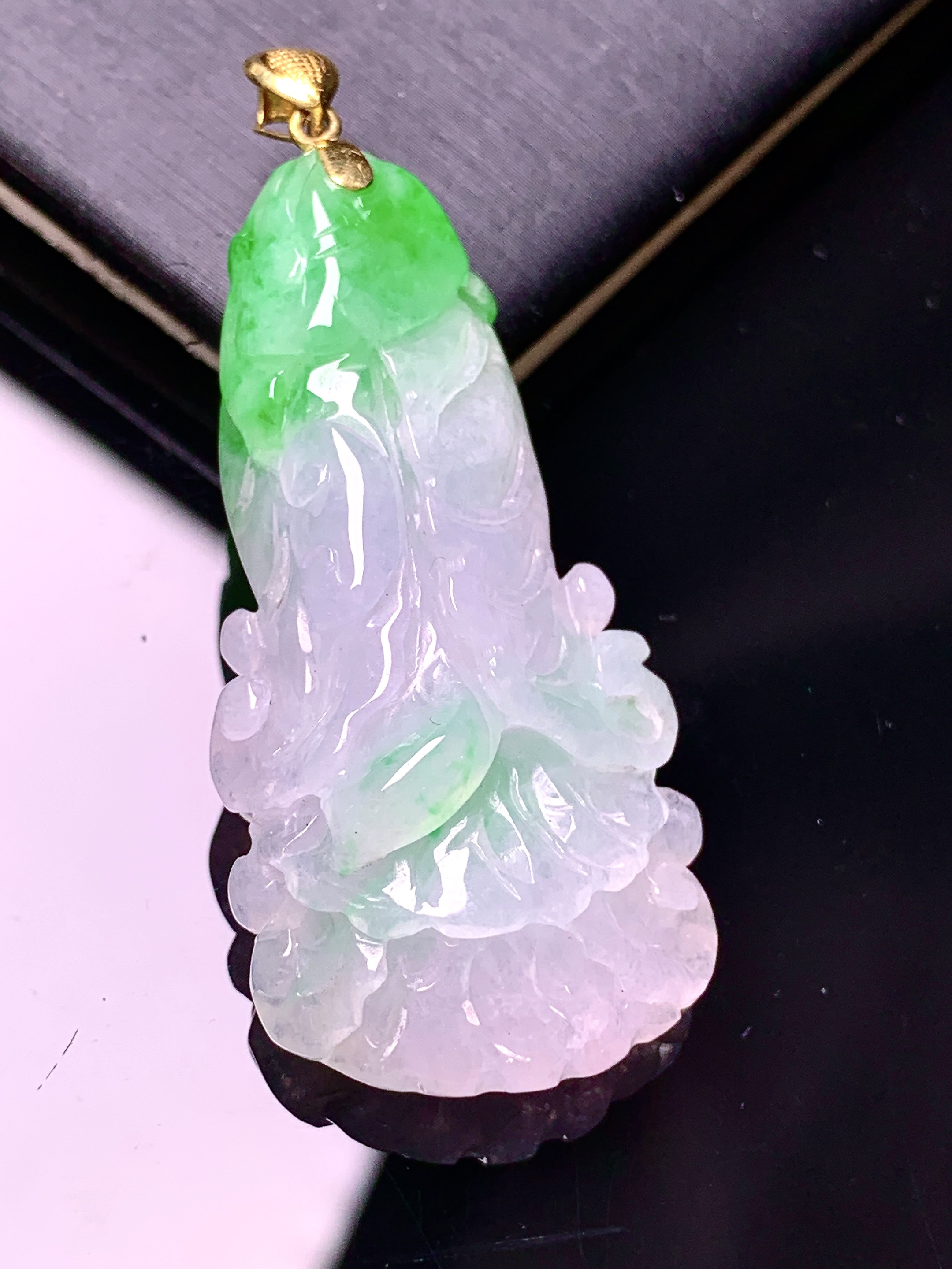18k金镶嵌飘绿白菜吊坠 玉质细腻 色泽艳丽清新 水润亮眼 整体尺寸46.3*19.8*10.8 a5