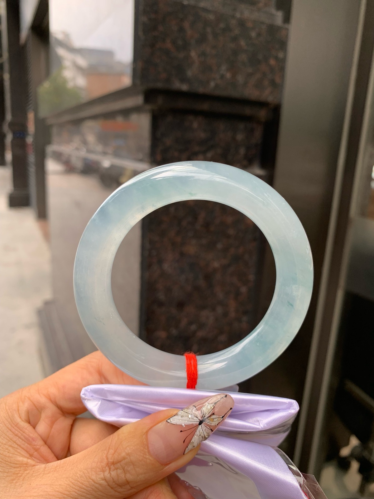 冰飘花圆条
58-12.1-12
无暇，底妆冰透，胶润细腻，冰底碎花灵动飘逸，勾勒出一幅唯美诗意的山