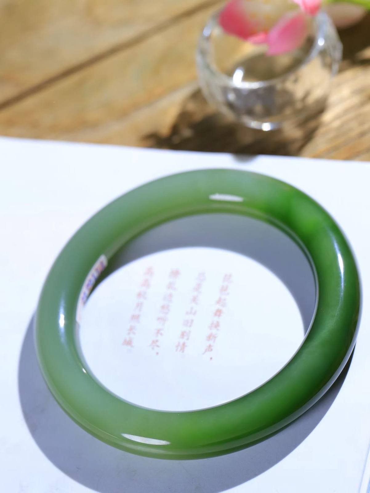 【碧波流转·手镯】

收藏级臻品️和田玉碧玉圆条手镯，玉质细腻温润，手感舒适，️线条流畅，简约大气，美自天成，佩戴于腕间，婉约之美，举手投足间透出那份低调奢华，醉人心扉。
重75.2克 内径圈口60mm尺寸12-12mm  FDA-13501908