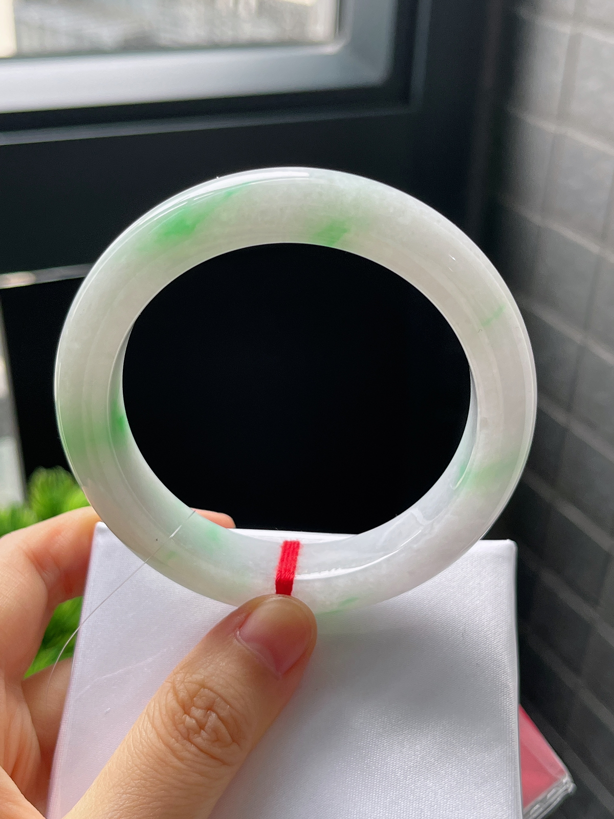 正圈56.5圈口，翡翠糯化种飘绿手镯