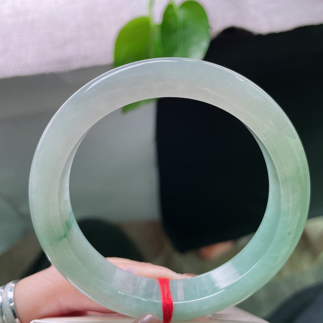 58.1/12.7/9.1，浅蓝底正圈，水头好，一抹浅花随腕转，如微风拂过春水，无裂，ss53259a