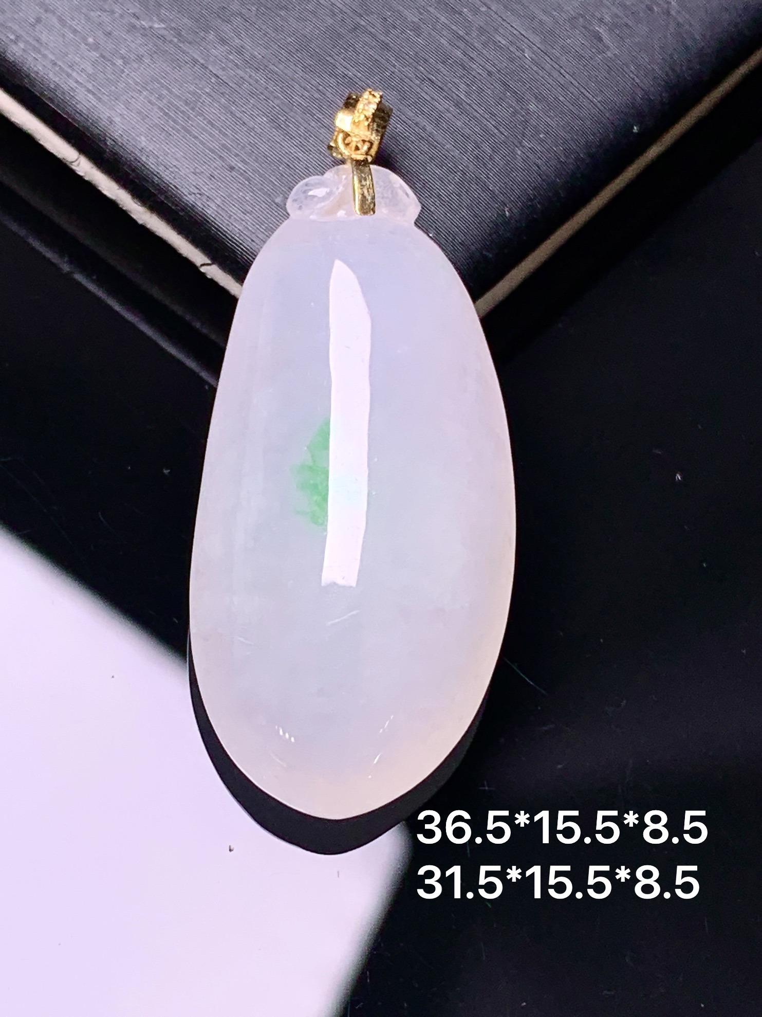 18k金镶嵌飘绿福瓜吊坠 玉质细腻 色泽艳丽清新 水润亮眼 整体尺寸36.5*15.5*8.5 y6