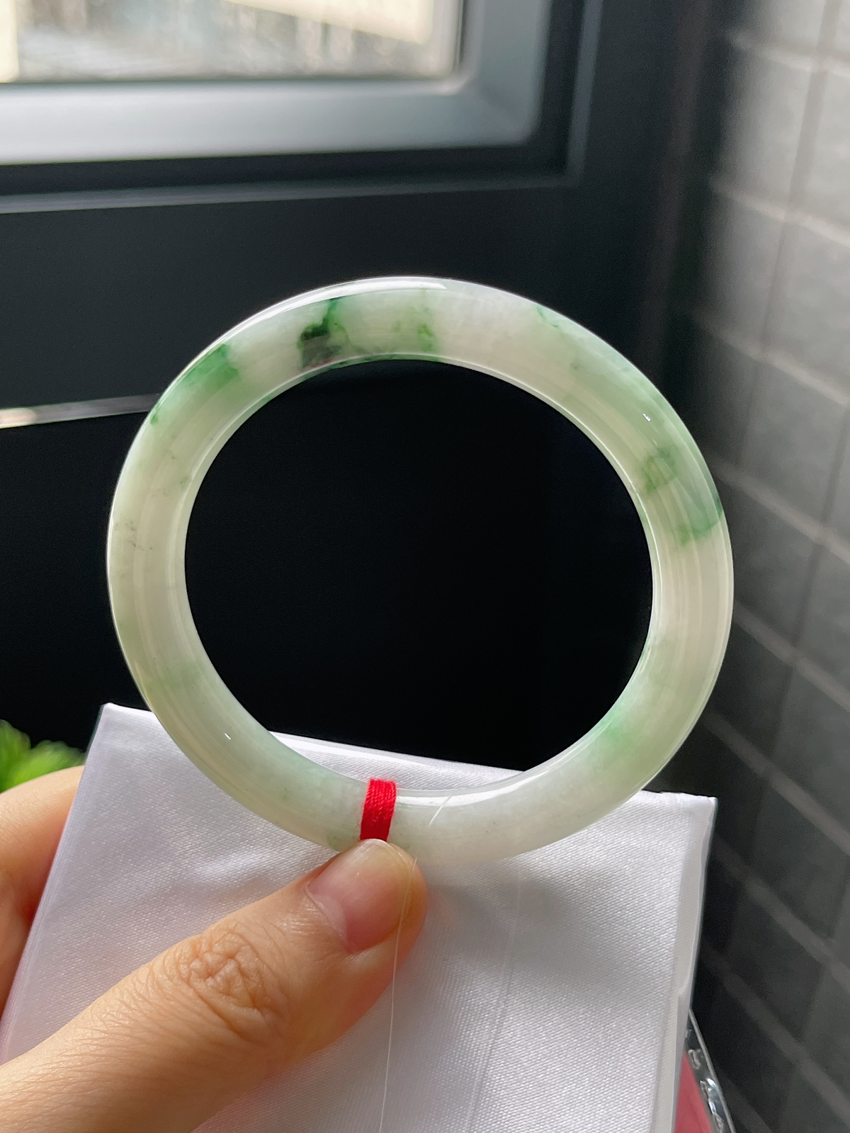 圆镯52.6圈口，翡翠糯化种飘绿手镯
