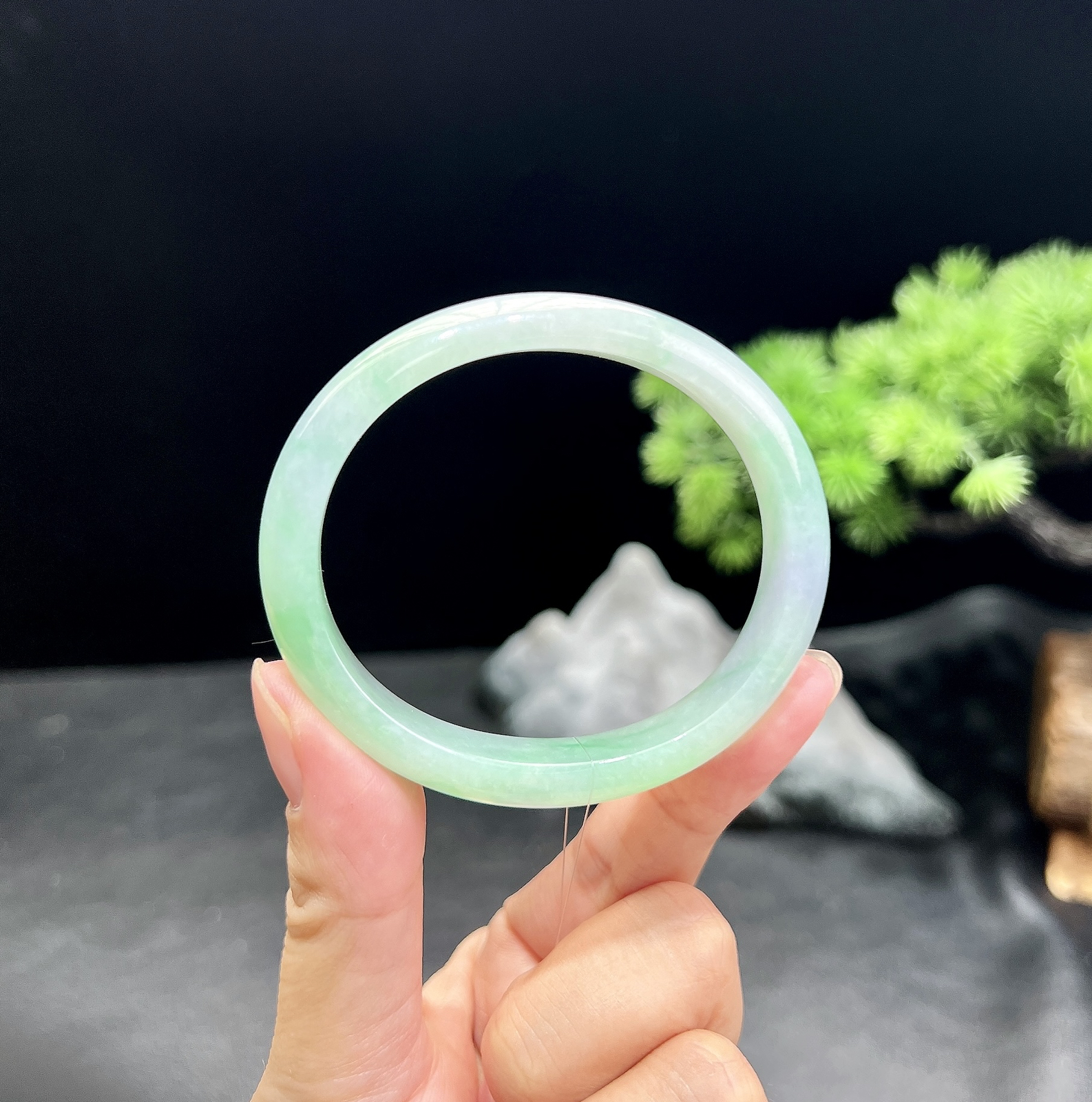 54.5圈口飘绿贵妃手镯