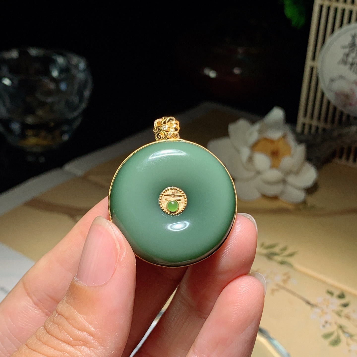 和田玉鸭蛋青18k俄罗斯碧玉平安扣挂件！尺寸30/8重15.4克。玉质细腻油润。手推出油。佩戴高端典雅。lt260520