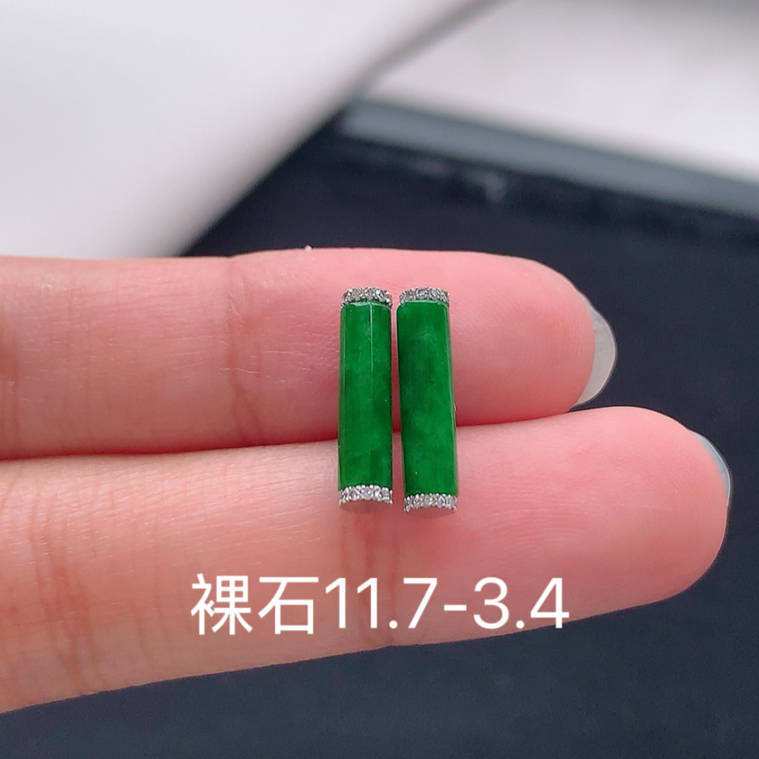 冰阳绿耳钉。翠色明媚，冰润底子细腻，佩戴精致大气 货号18518，11.7-3.4