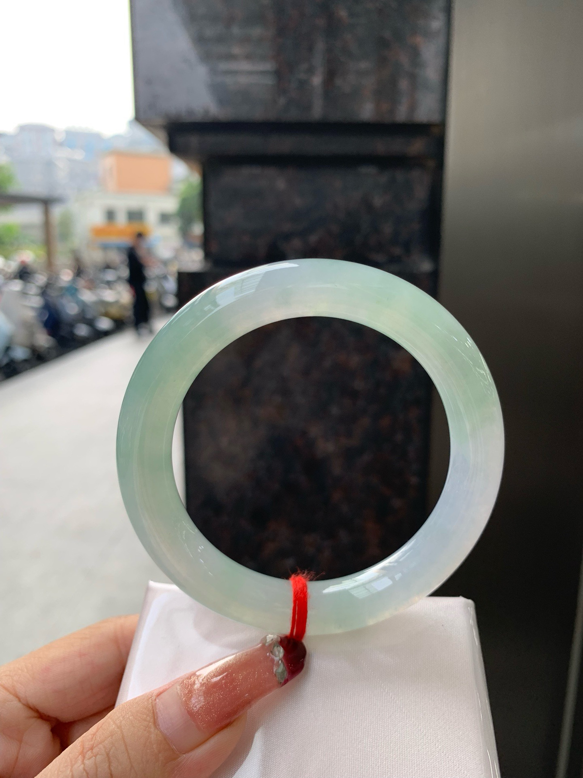 冰晴绿圆条
57-10.8-11
无暇，底妆冰润细腻，满圈淡雅晴绿，像初春嫩芽落入清泉，均匀柔和，抬眼就是一片宁静感