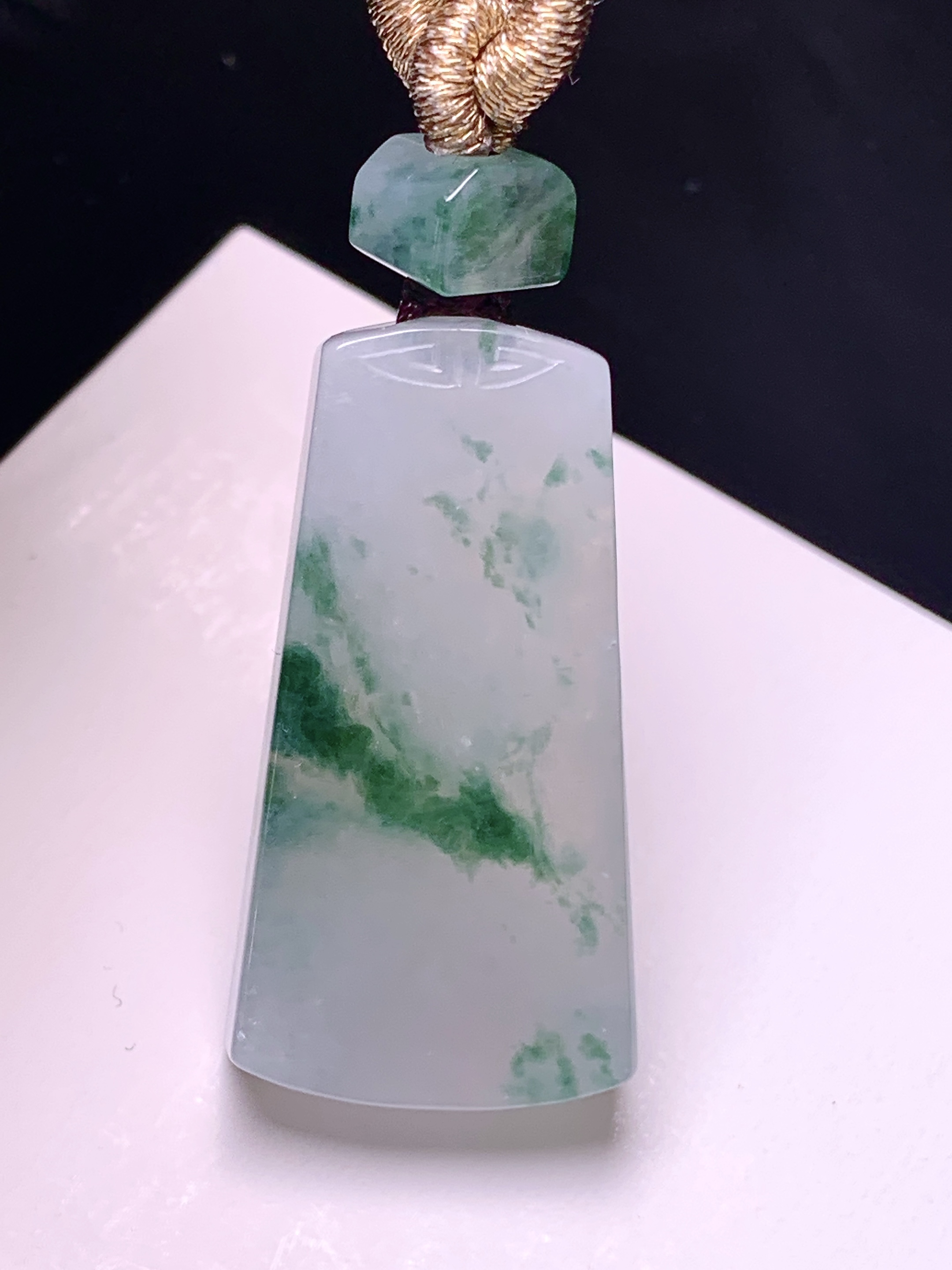 飘绿无事牌吊坠 玉质细腻 色泽艳丽清新 水润亮眼 整体尺寸31.8*16.7*5.8 e1
