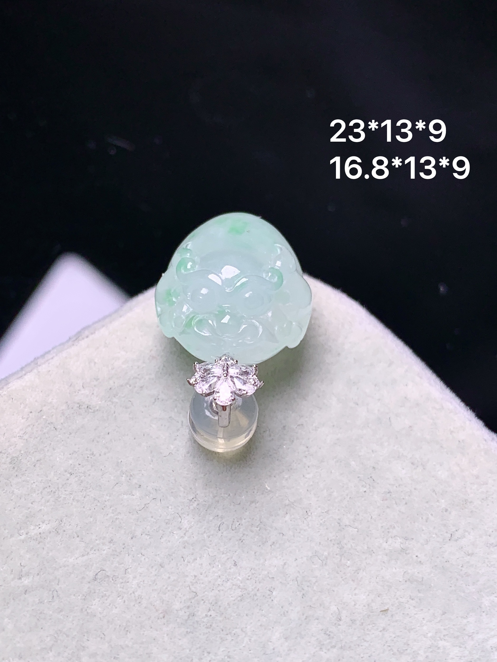 18k金钻镶嵌飘绿貔貅吊坠 玉质细腻 色泽艳丽清新 水润亮眼 整体尺寸23*13*9 e1