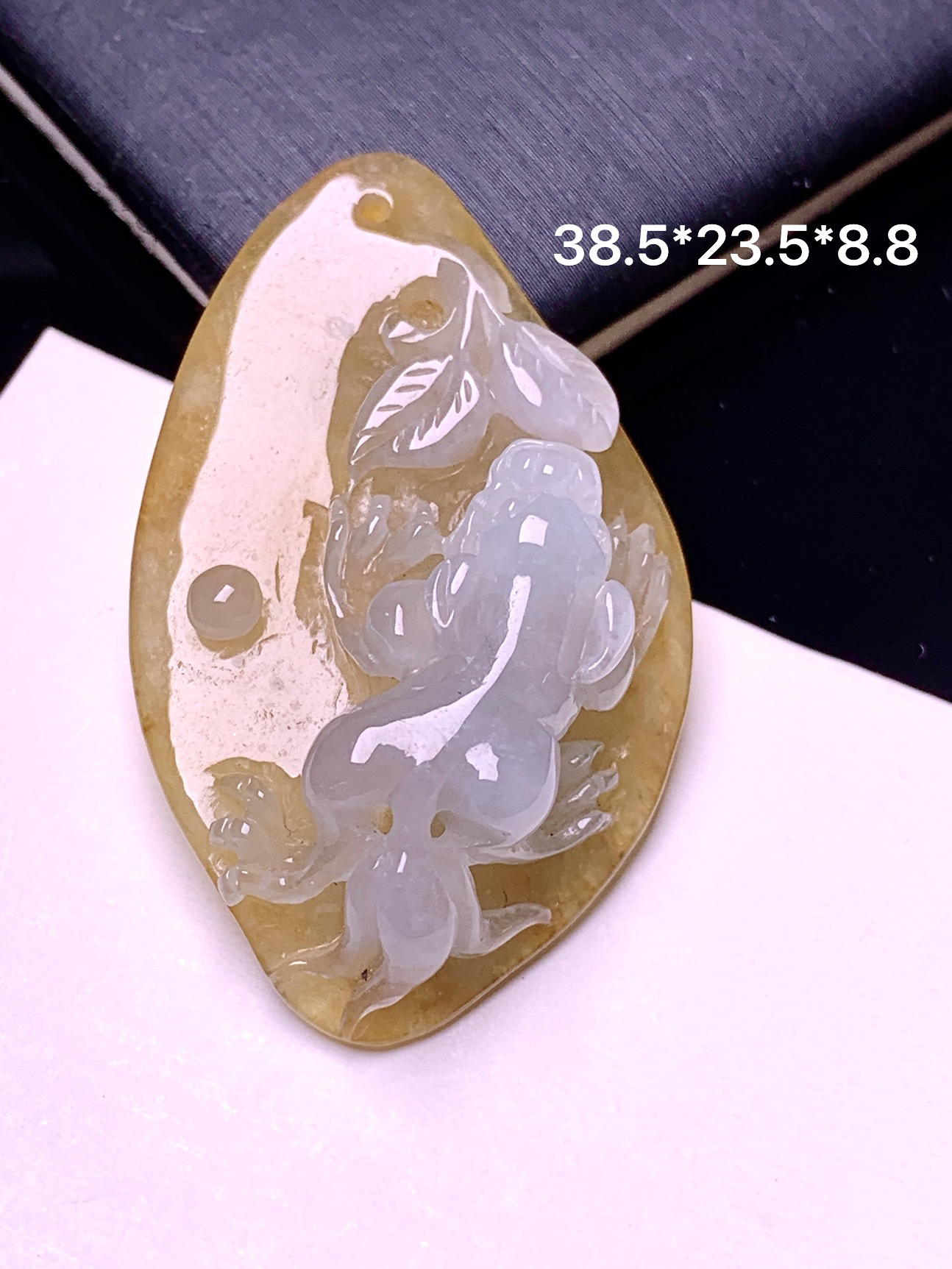 黄翡呱呱来财吊坠 玉质细腻 色泽艳丽清新 水润亮眼 整体尺寸38.5*23.5*8.8 a5