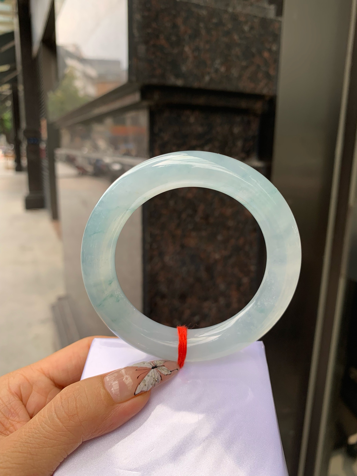 冰飘花圆条
58-12.1-12
无暇，底妆冰透，胶润细腻，冰底碎花灵动飘逸，勾勒出一幅唯美诗意的山水意境画，古典优雅又秀气。