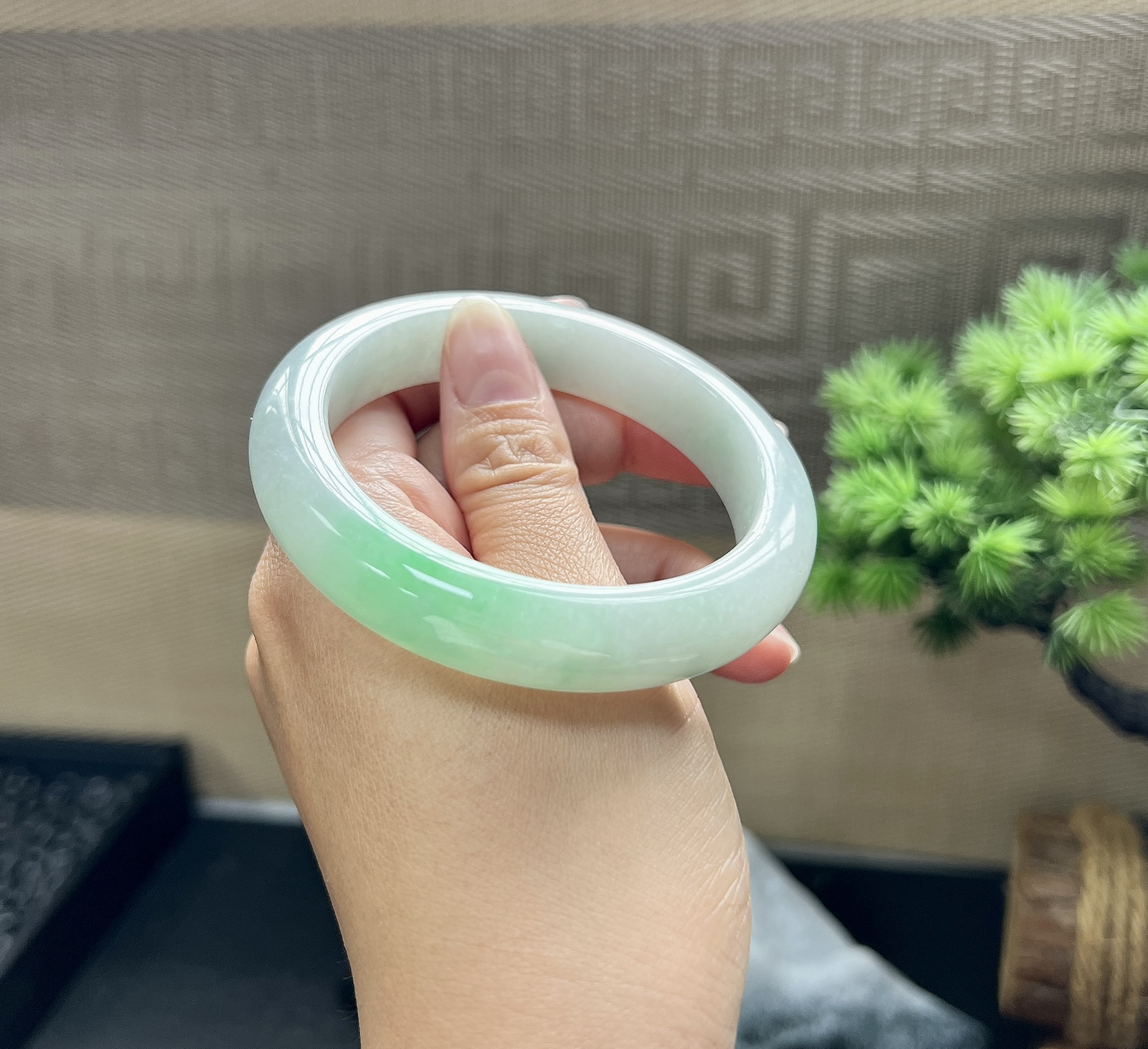 57圈口正圈飘绿翡翠手镯