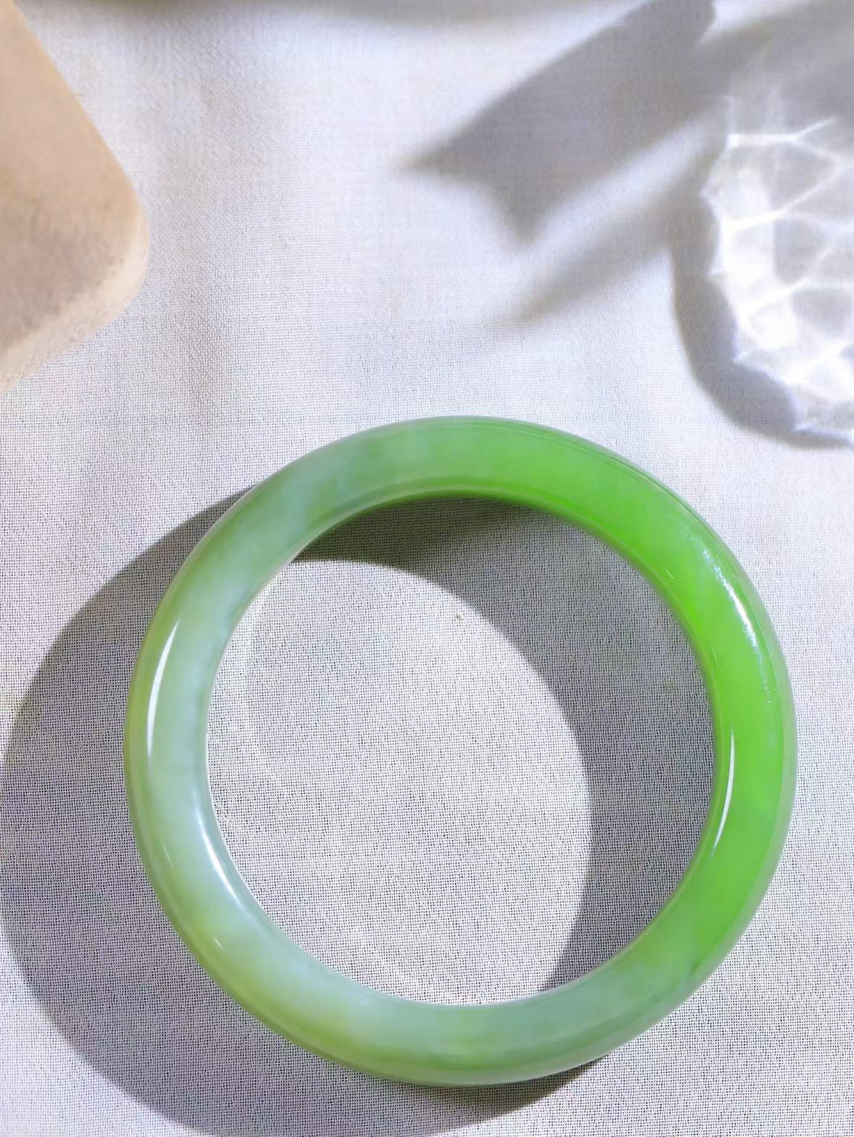 【温润如心.镯】

精品和田玉碧玉手镯，精选上等碧玉料，色泽清透，质地细腻。佩戴它，感受千年玉文化的温润与优雅，愿它为您带来平安与幸福。重52克  尺寸54.5-11.8-9mm  10501911A