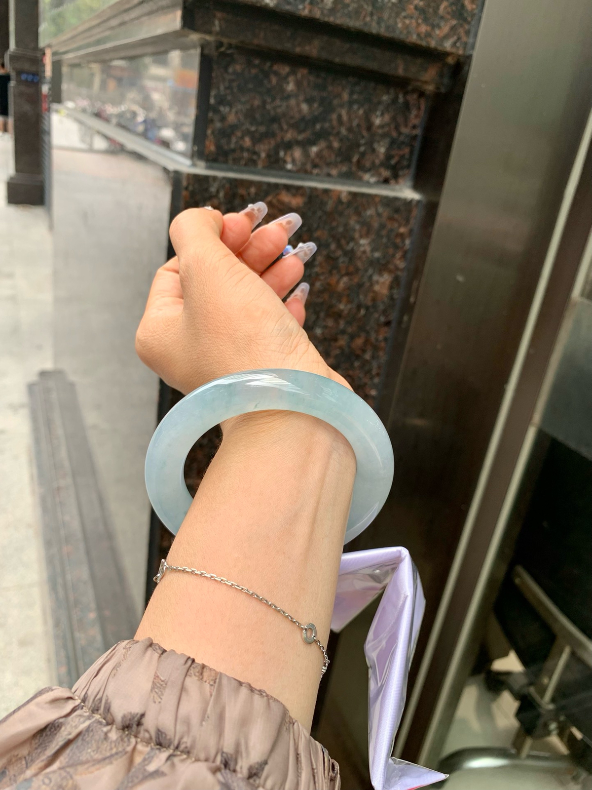 冰飘花圆条
58-12.1-12
无暇，底妆冰透，胶润细腻，冰底碎花灵动飘逸，勾勒出一幅唯美诗意的山水意境画，古典优雅又秀气。