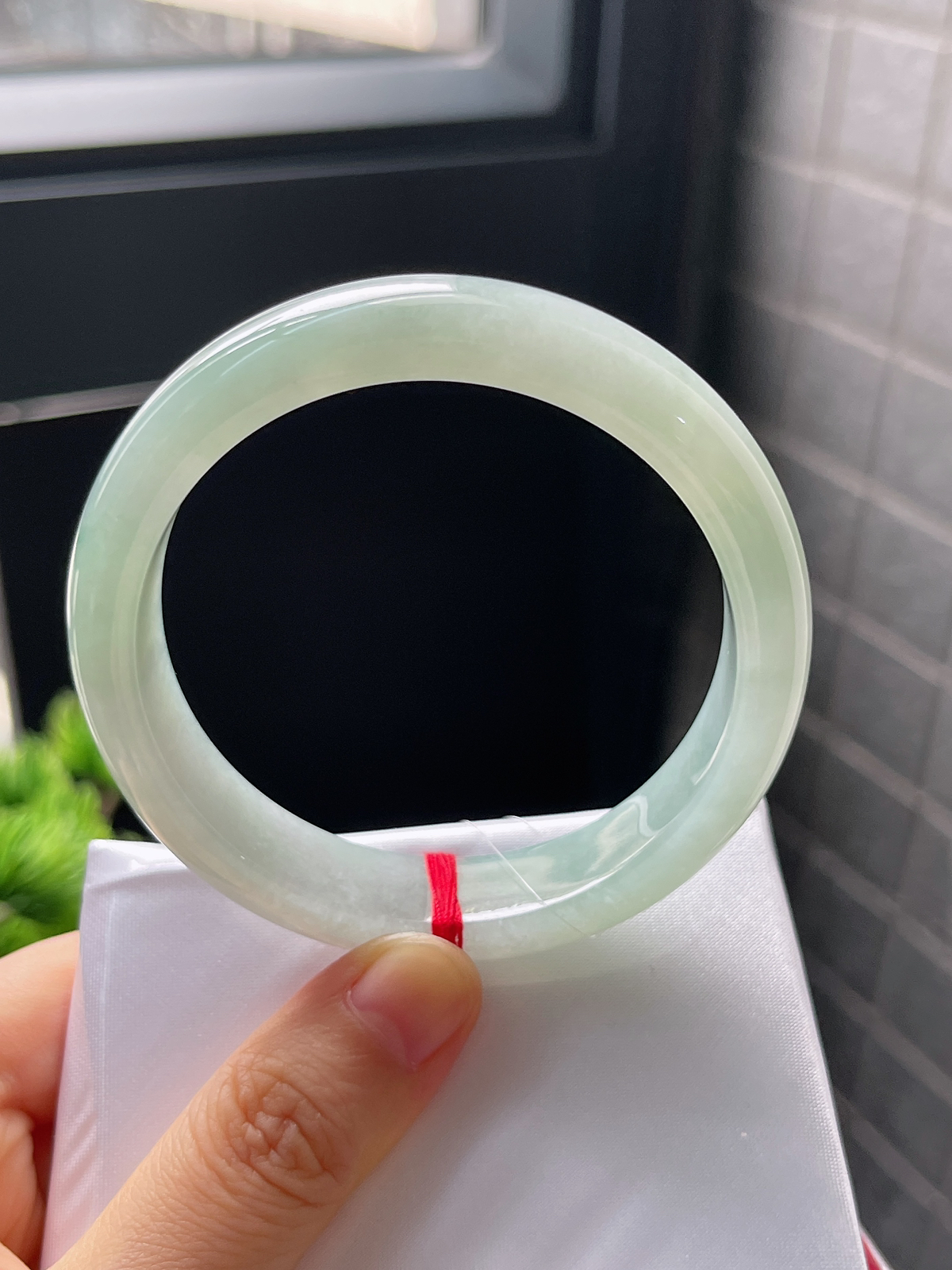 正圈56圈口，翡翠冰糯种淡绿色手镯