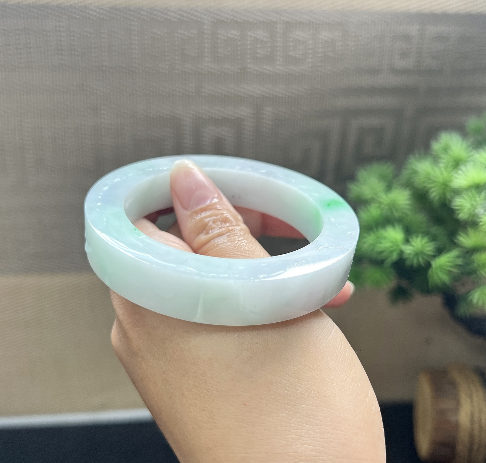 翡翠毛坯，（纹裂放漏）正圈最大做58，圆条最大做55.5，最小做53.5