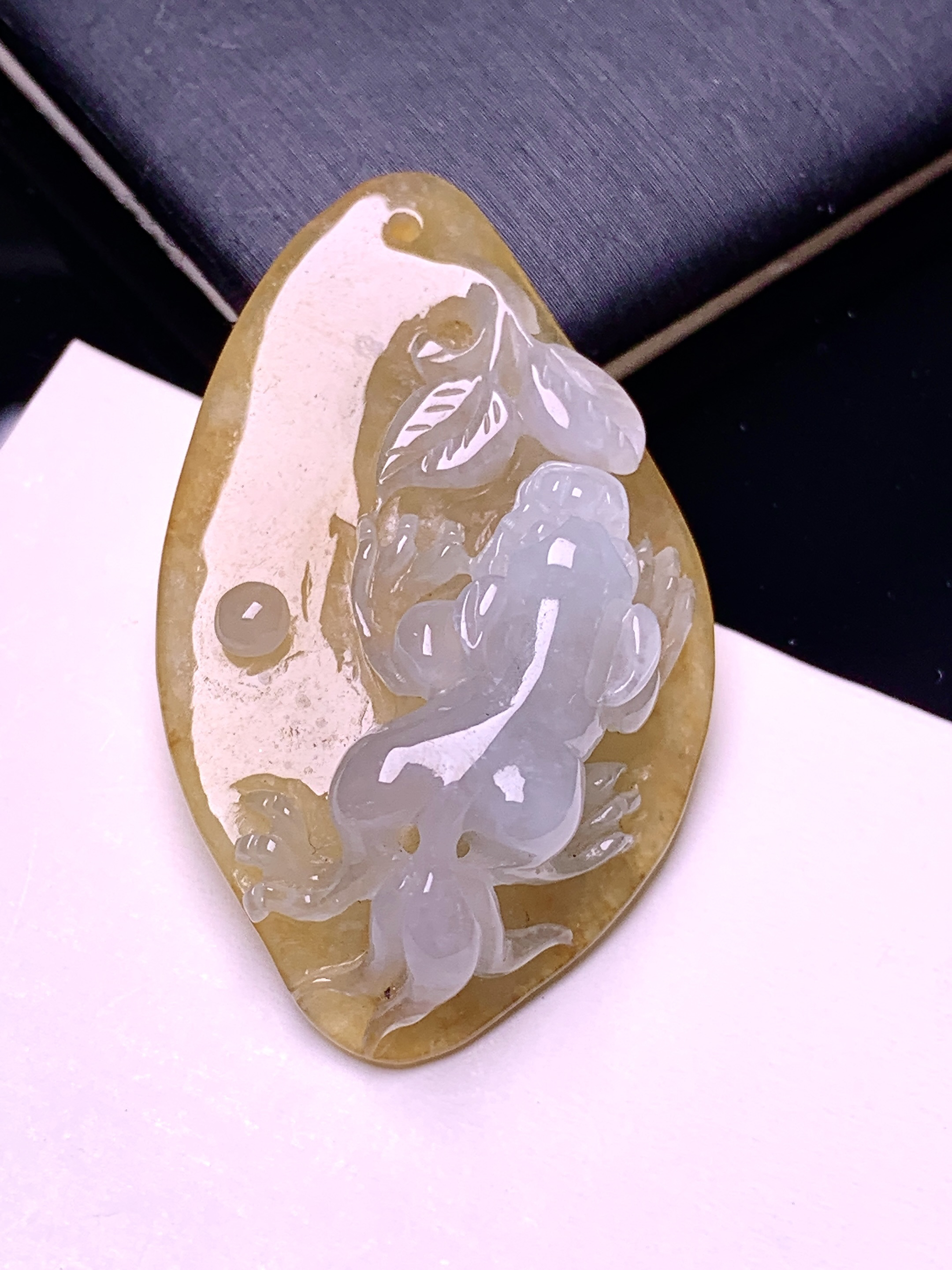 黄翡呱呱来财吊坠 玉质细腻 色泽艳丽清新 水润亮眼 整体尺寸38.5*23.5*8.8 a5