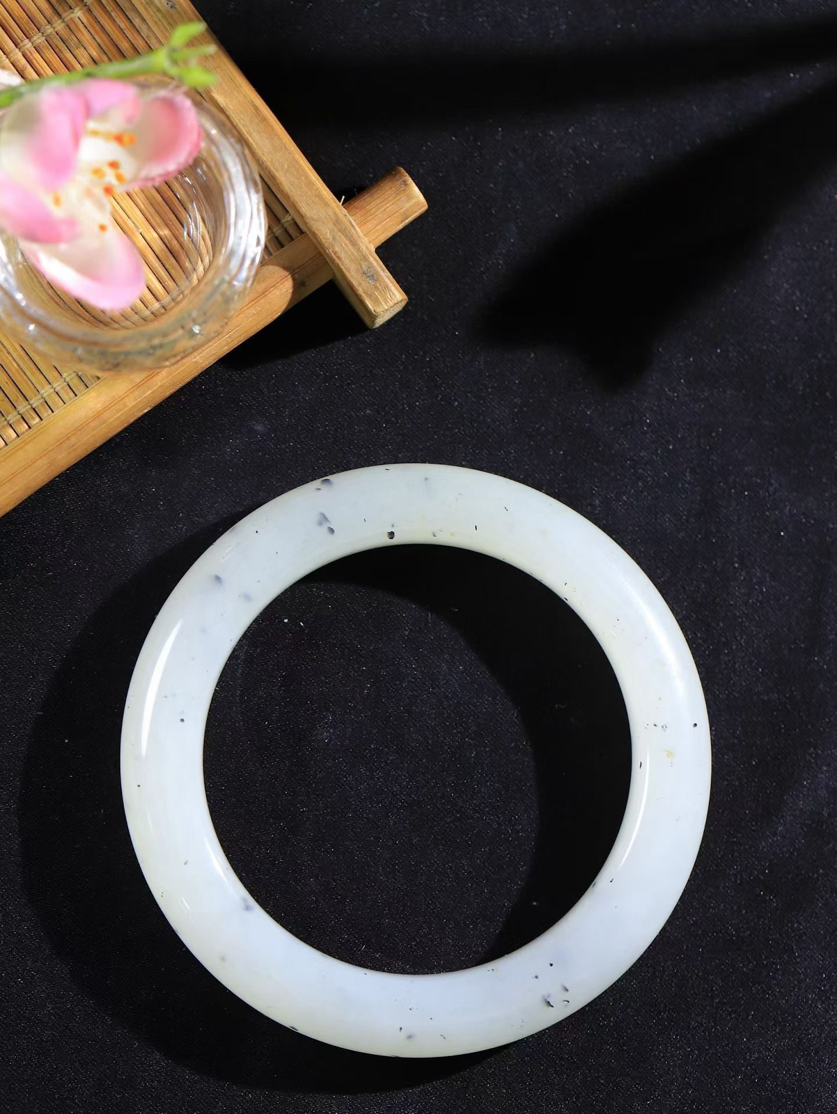 （一见倾心.手镯）

精品和田玉手镯，玉质温润细腻 油性十足 手感舒适，高华雅逸，线条流畅，简约大气，美自天成，素雅高贵。佩戴于腕间，婉约之美，举手投足间透出那低调奢华。重64.5克  内径56.5mm尺寸11.9-10.9mm FDL-79501900