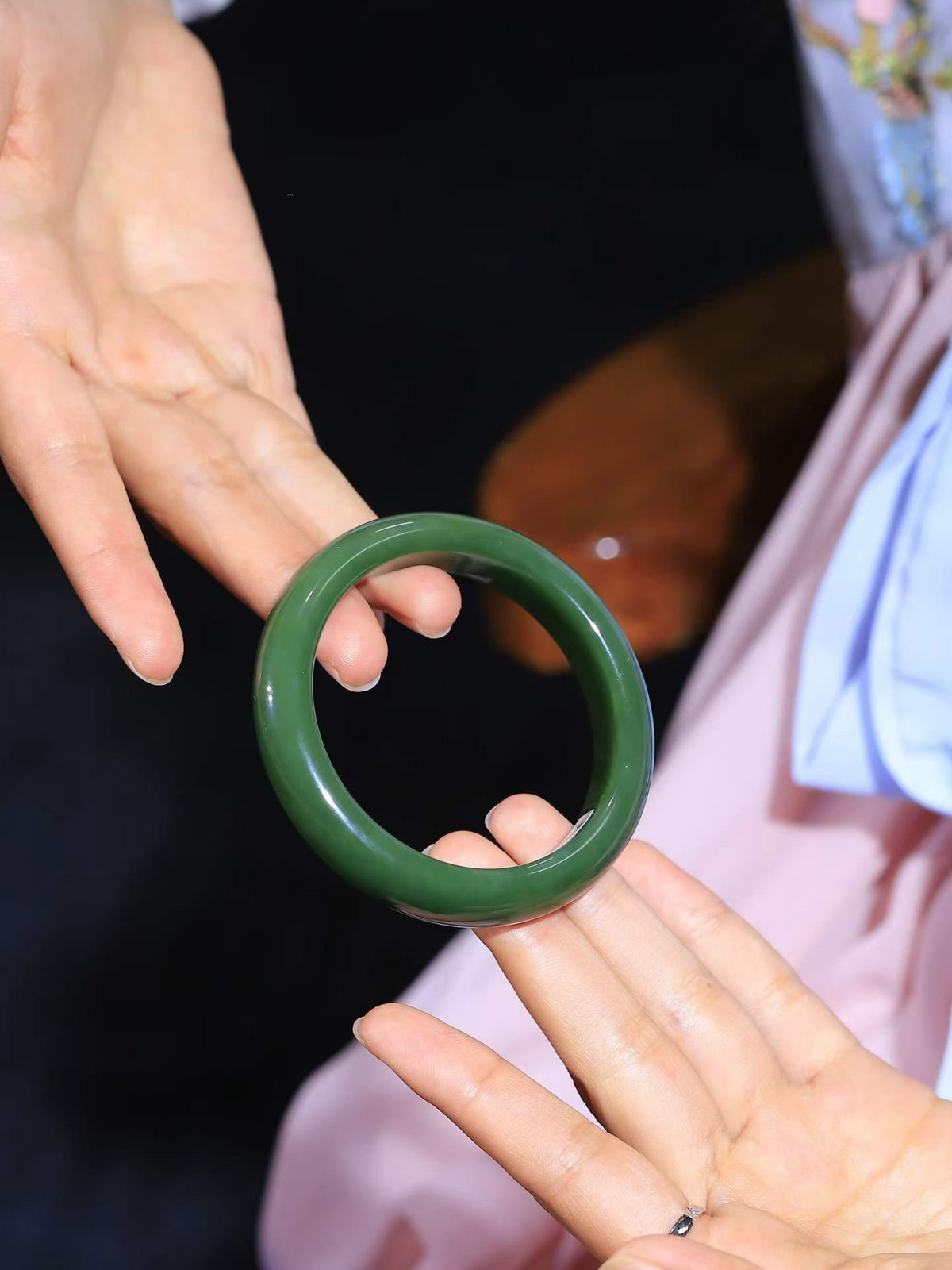 （柔情似水.手镯）

收藏级臻品和田玉碧玉手镯，玉质温润细腻，镯型饱满圆润，优雅知性，姽婳于幽静兮，又婆娑乎人间，经典款型，古朴典雅。极具灵性，腕间风情，风姿卓越。 重54克   内径55.5mm尺寸12.5-8.5mm    FDA-36501926