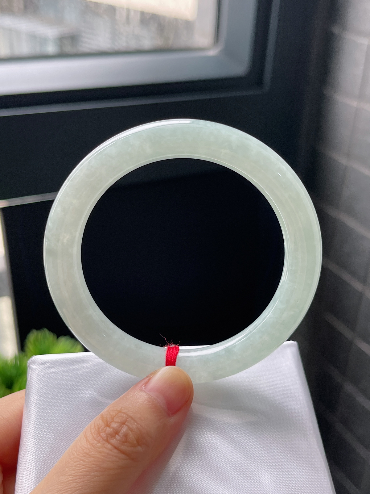 圆镯53.5圈口，翡翠冰糯种白色手镯