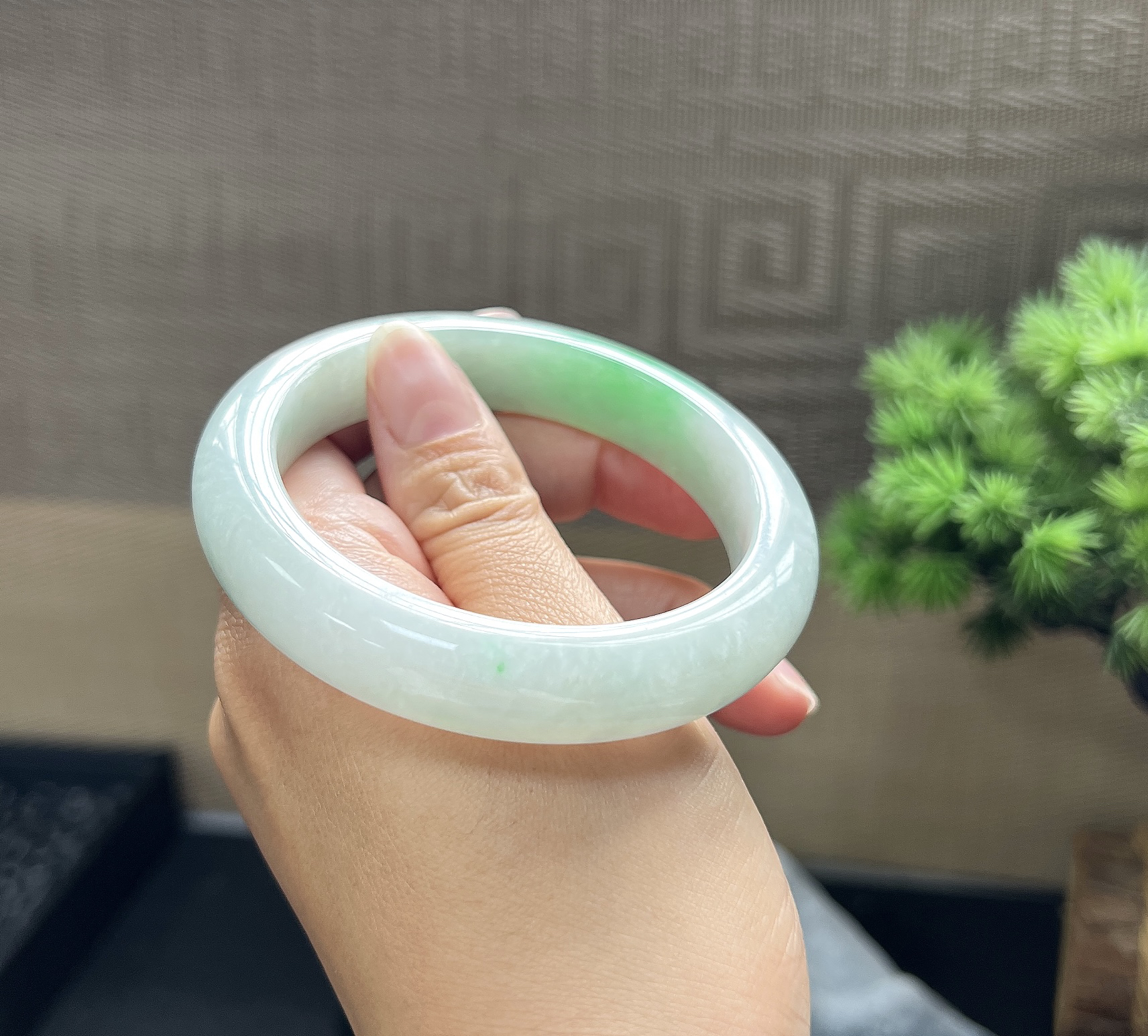 57圈口正圈飘绿翡翠手镯