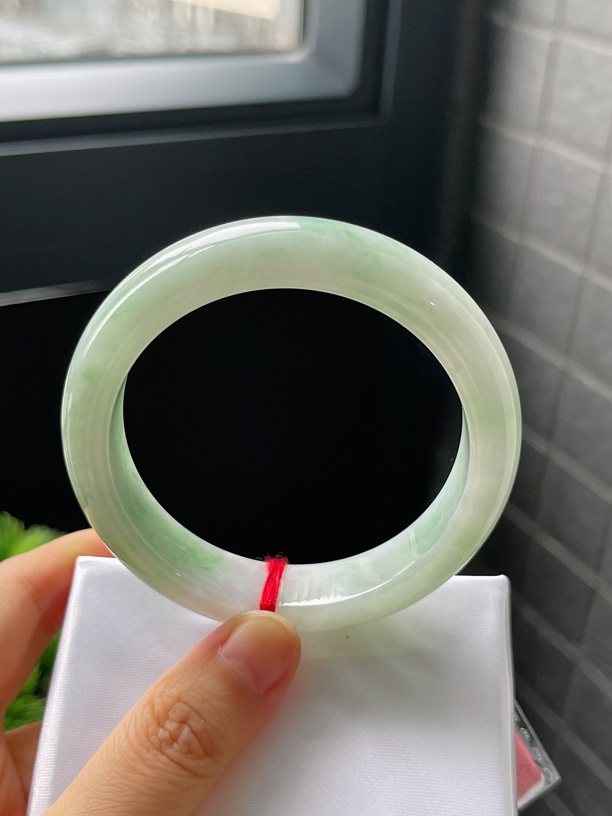 正圈55.8圈口，翡翠糯化种淡绿色手镯