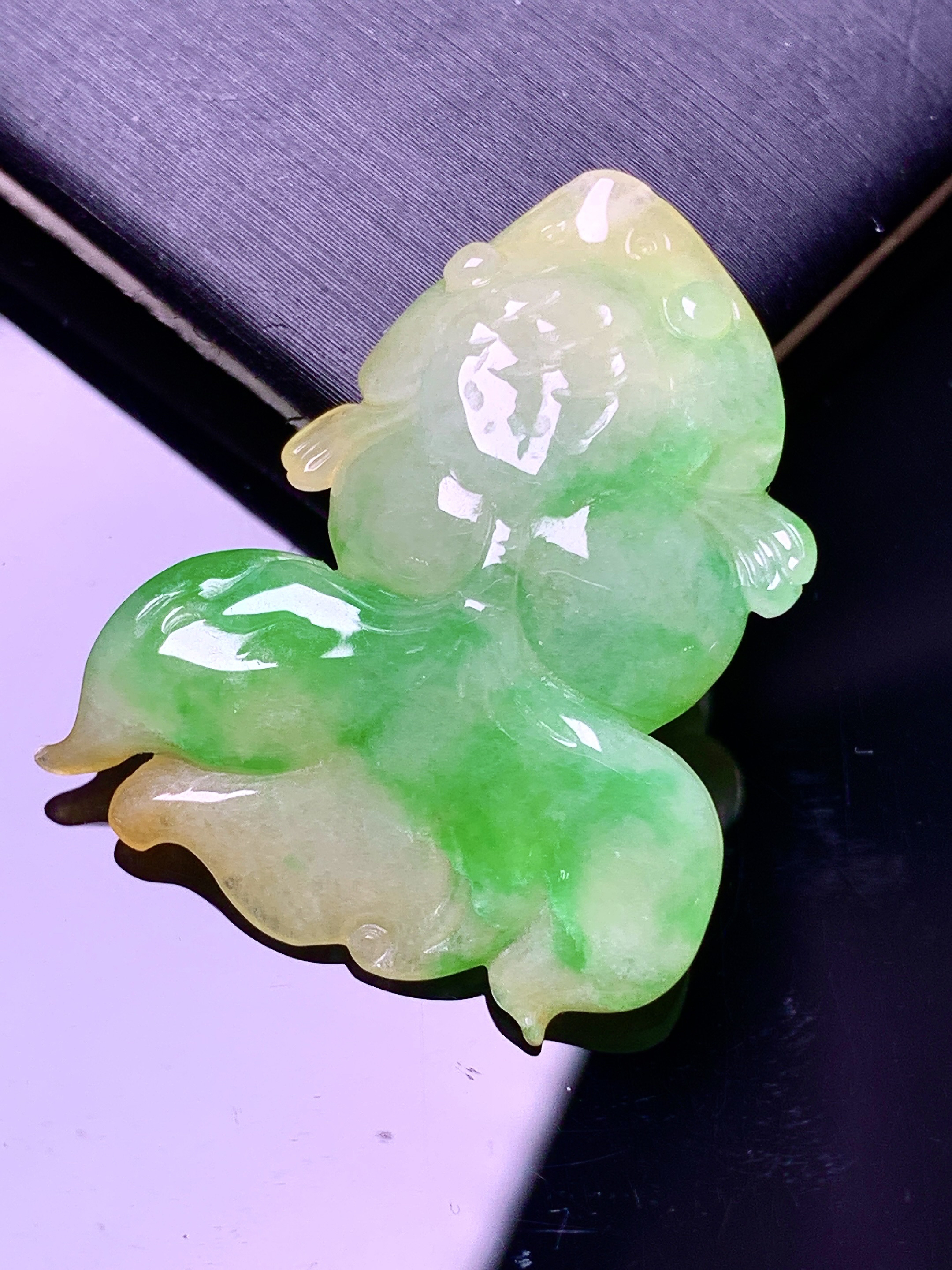 飘黄绿翡金鱼吊坠 玉质细腻 色泽艳丽清新 水润亮眼 整体尺寸30.3*27.8*6.2 a5