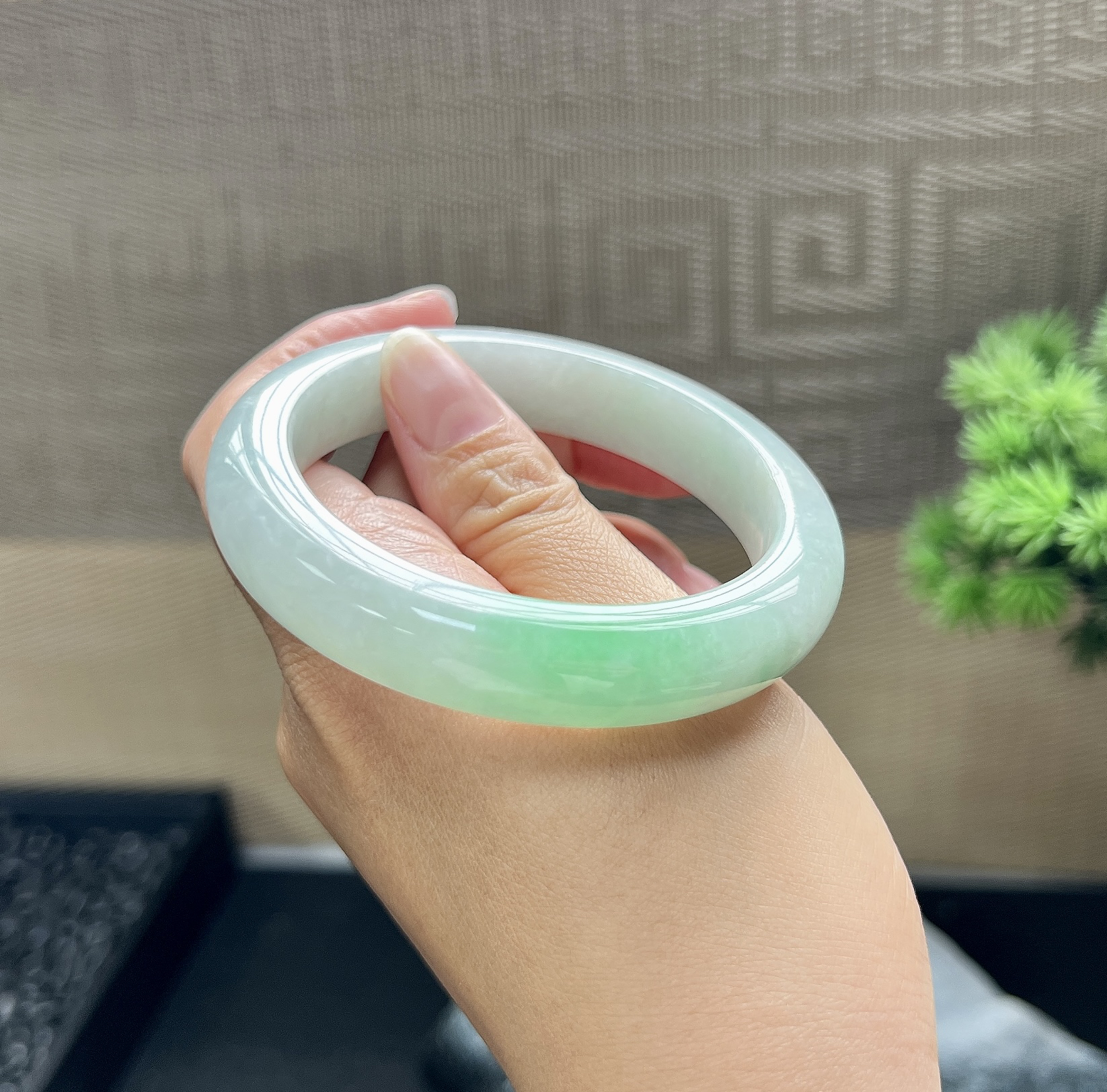 57圈口正圈飘绿翡翠手镯