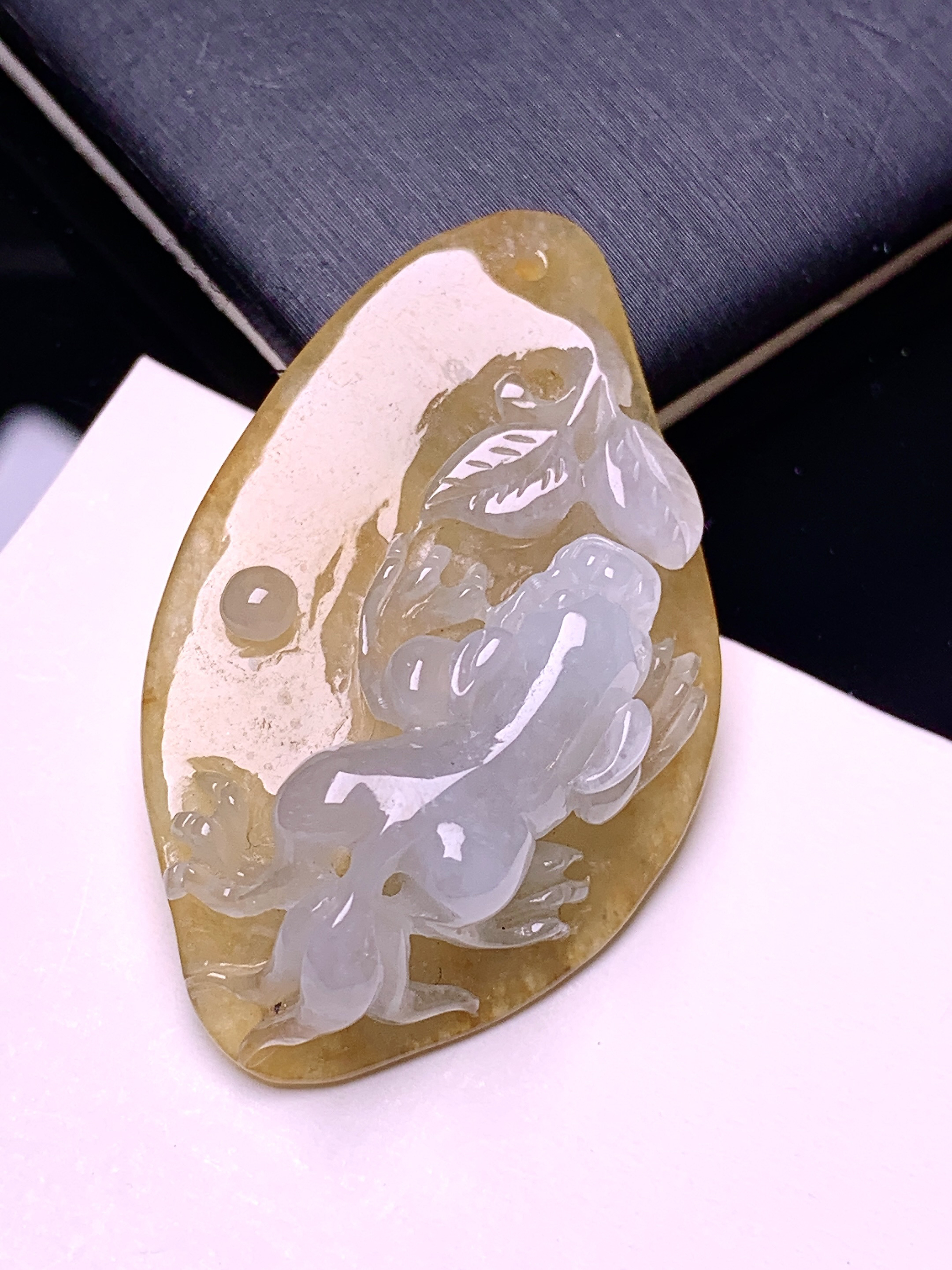 黄翡呱呱来财吊坠 玉质细腻 色泽艳丽清新 水润亮眼 整体尺寸38.5*23.5*8.8 a5