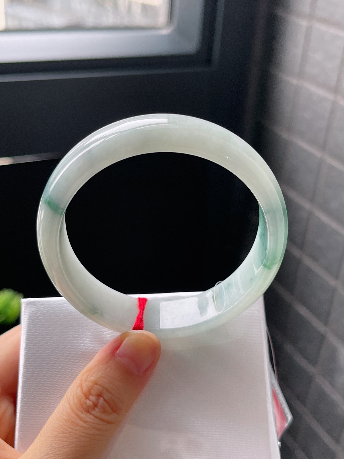 正圈57圈口，翡翠冰糯种飘绿手镯