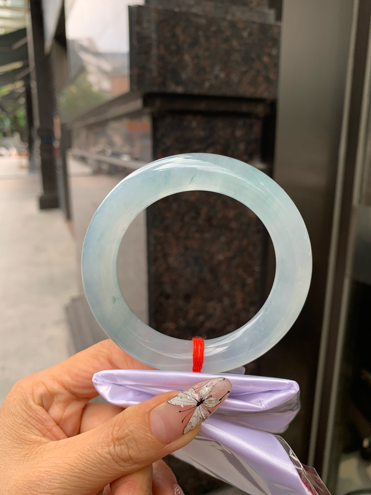 冰飘花圆条
58-12.1-12
无暇，底妆冰透，胶润细腻，冰底碎花灵动飘逸，勾勒出一幅唯美诗意的山