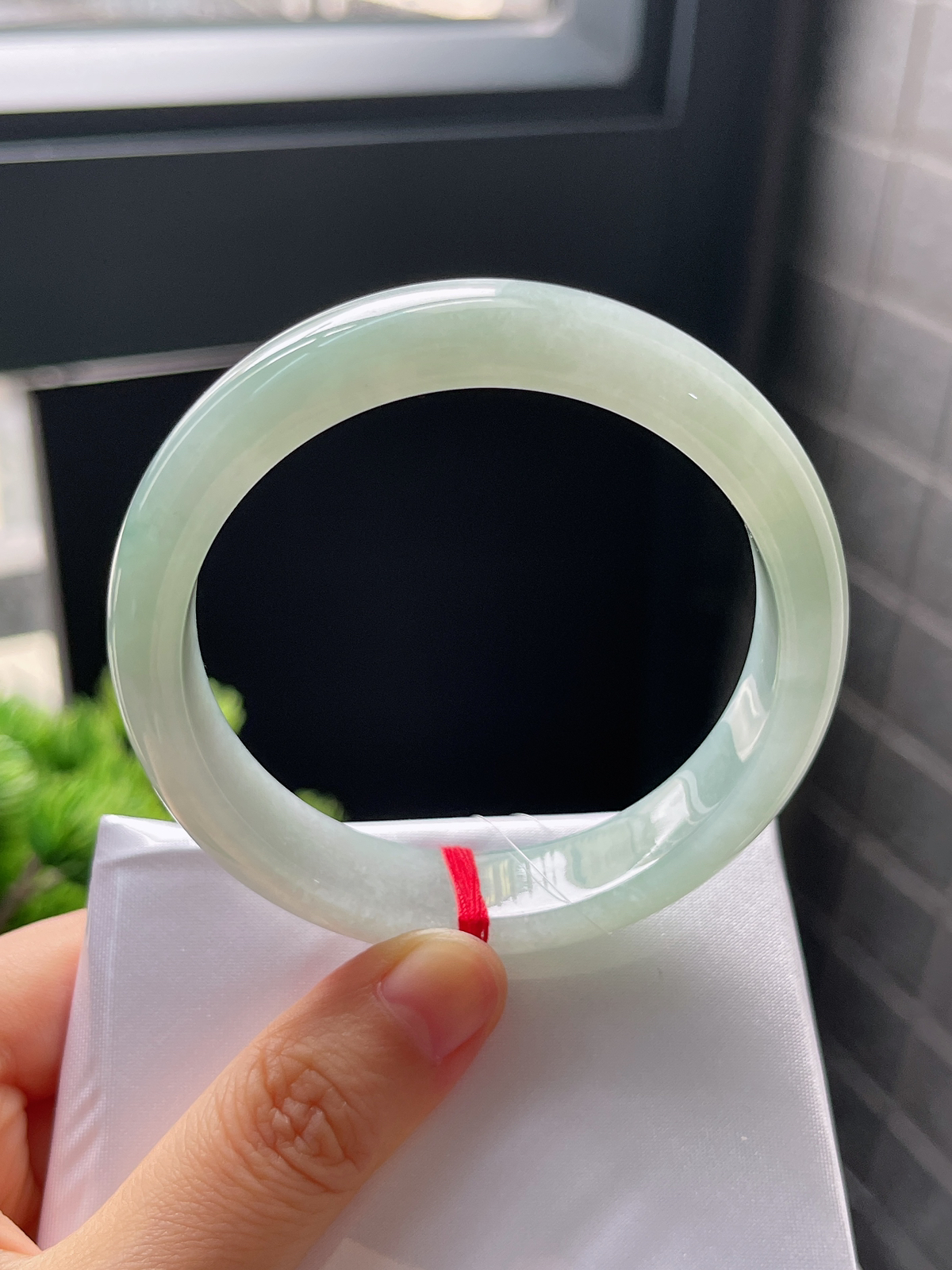 正圈56圈口，翡翠冰糯种淡绿色手镯
