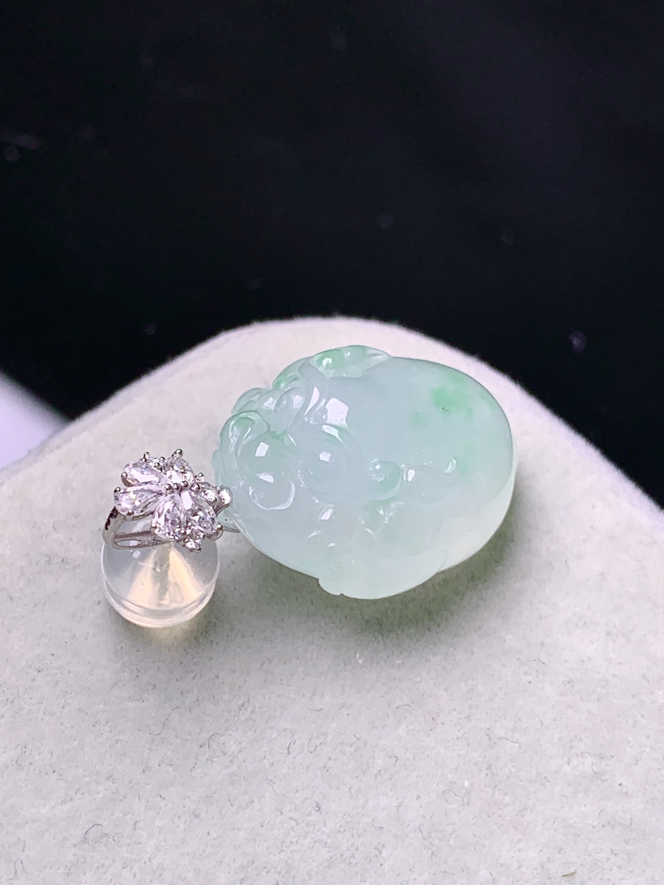 18k金钻镶嵌飘绿貔貅吊坠 玉质细腻 色泽艳丽清新 水润亮眼 整体尺寸23*13*9 e1