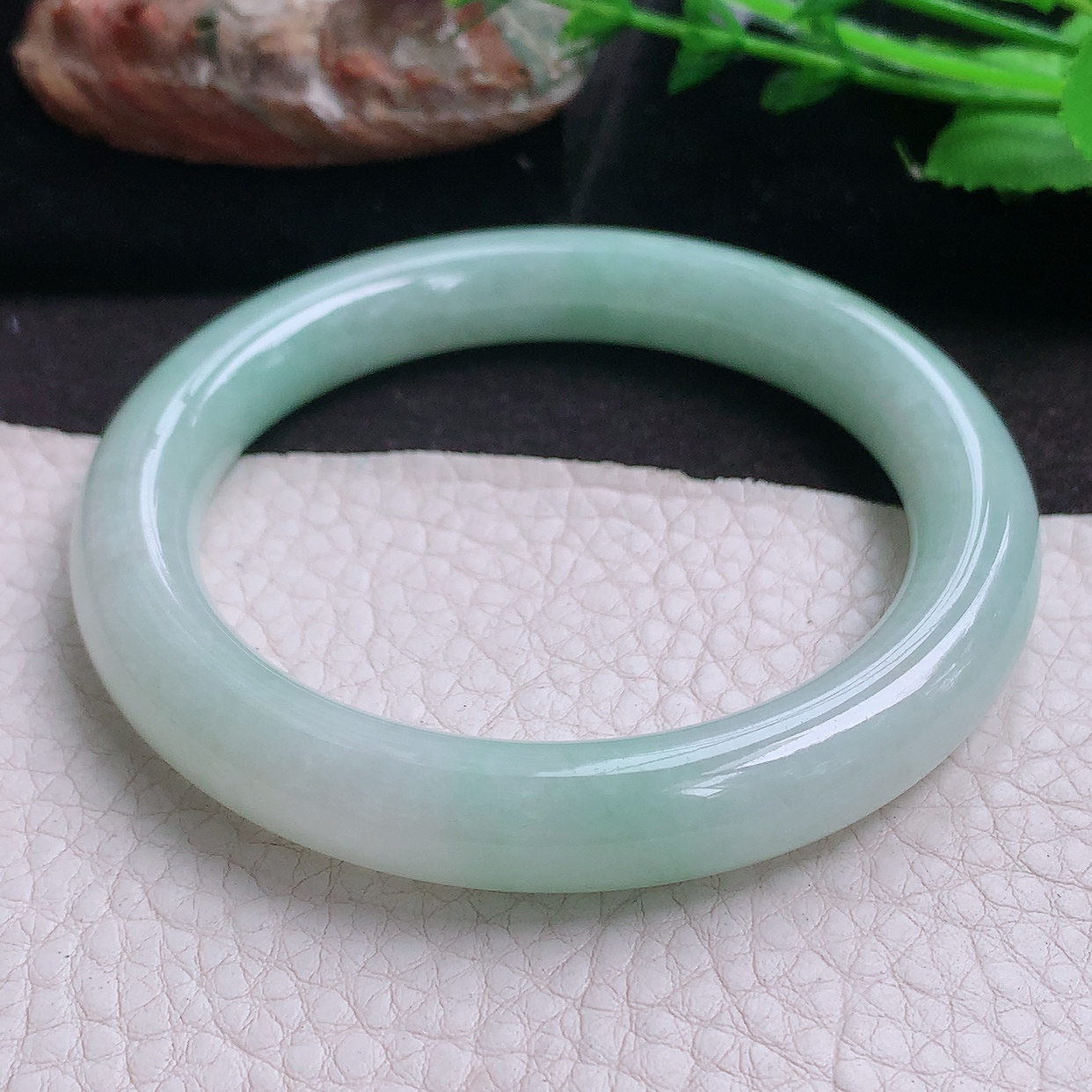 js实拍57*10美人镯 缅甸翡翠a货玉手镯甜绿秀气圆条玉手环